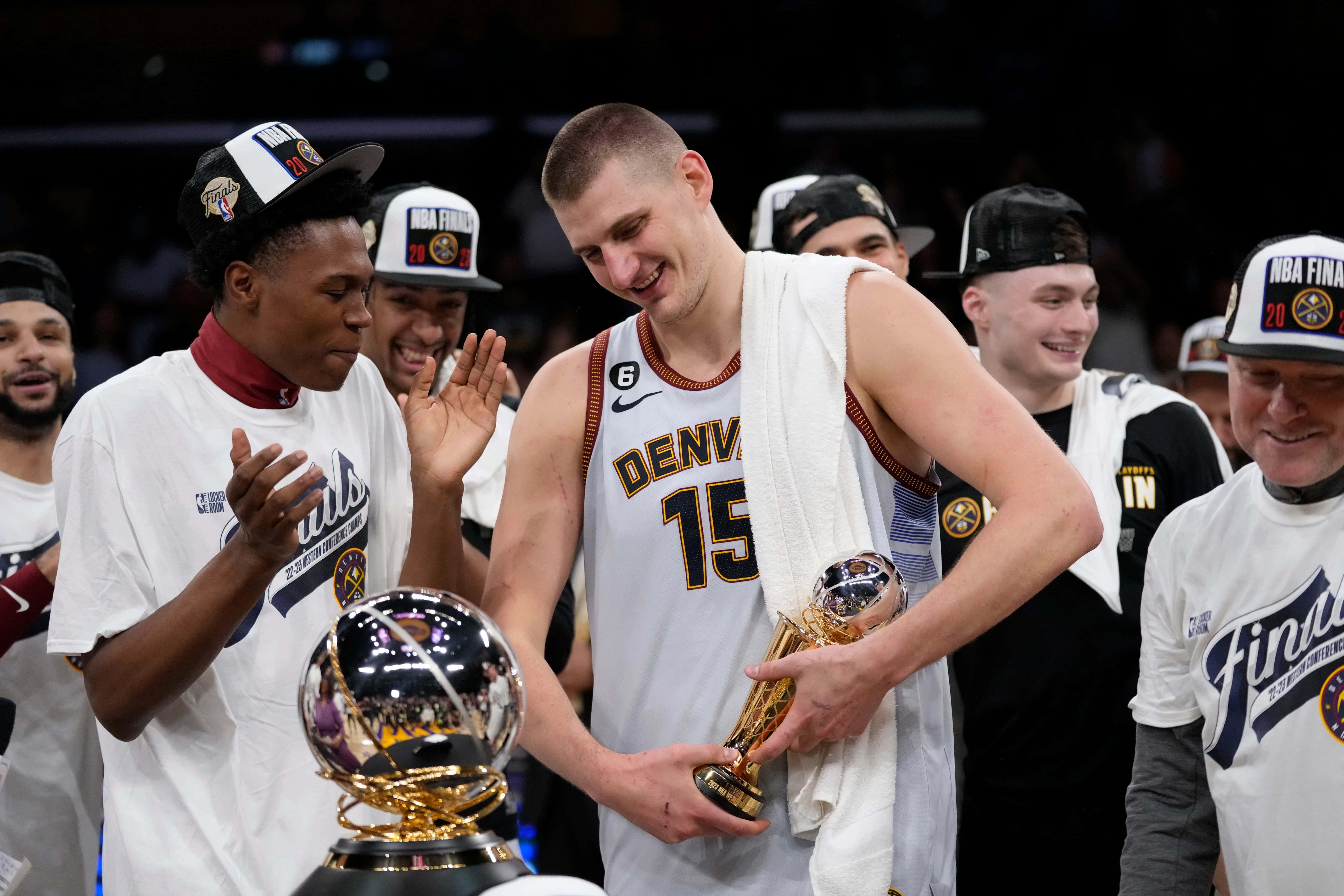 Vieren Van Triomf - Nba Kampioenen Heffen De Trofee Achtergrond