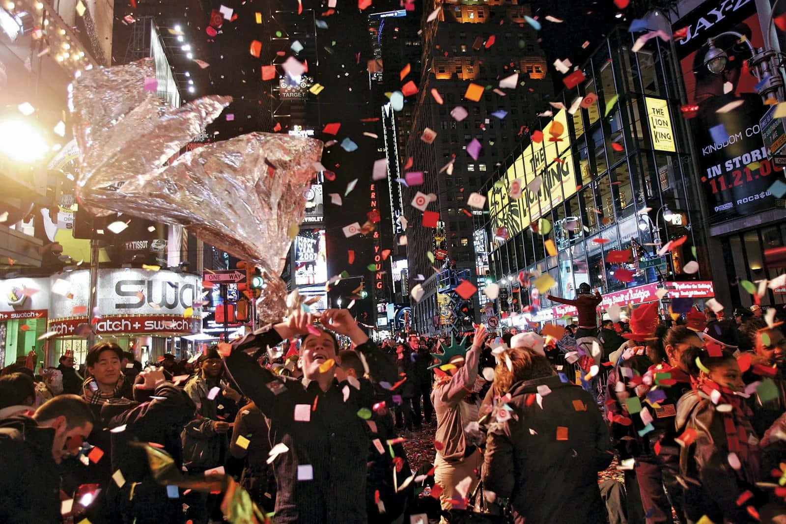 Konfettifliegt In Der Luft Am Times Square.