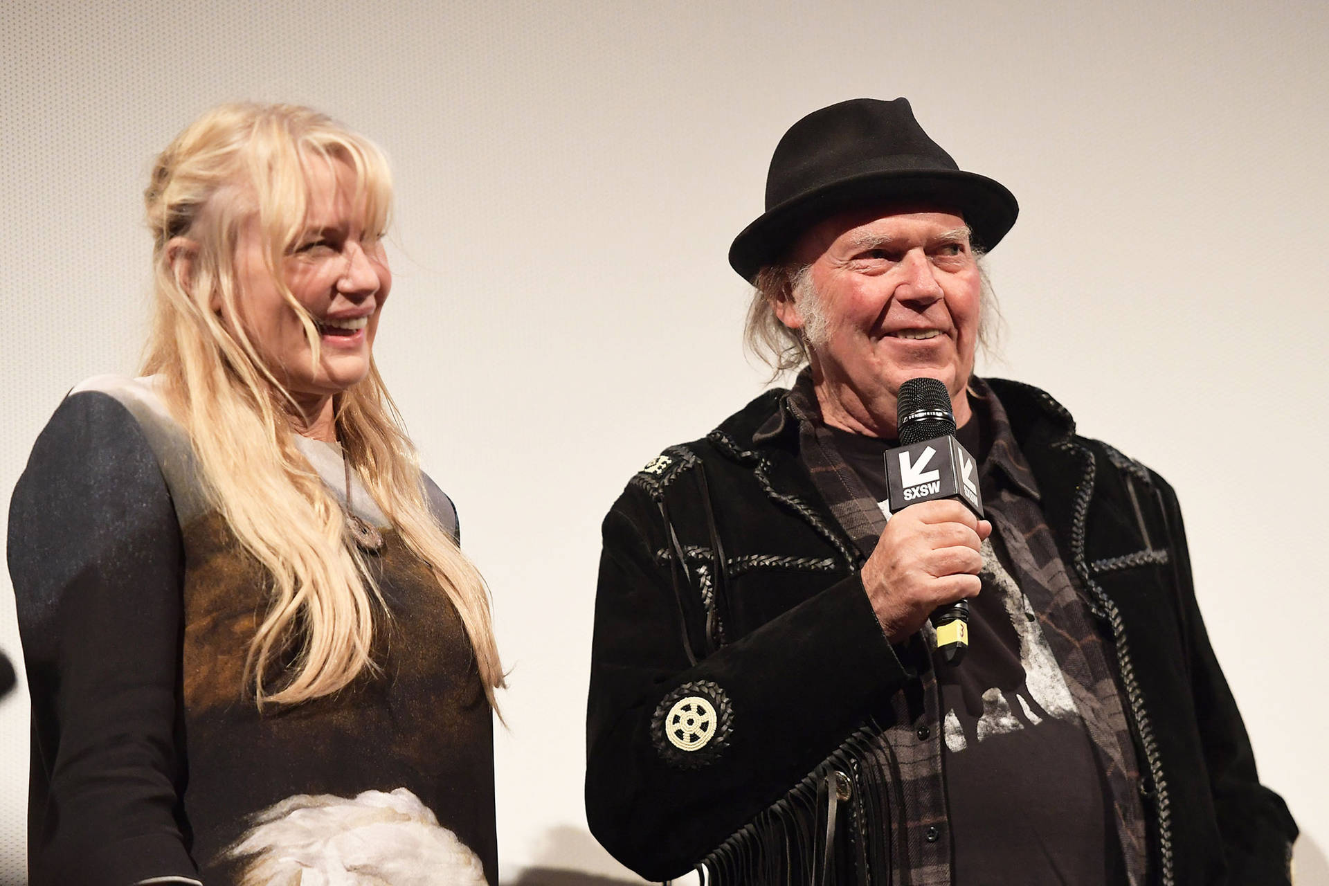 Celebritierne Daryl Hannah og Neil Young vises på denne tapet. Wallpaper