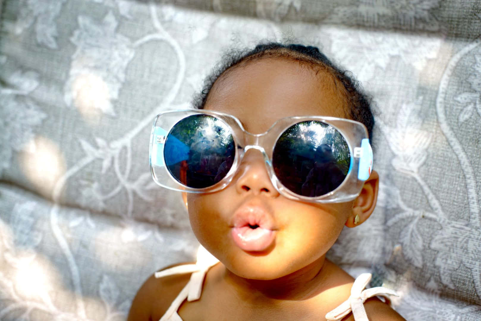 Lindaimagen De Un Bebé Famoso Usando Gafas De Sol