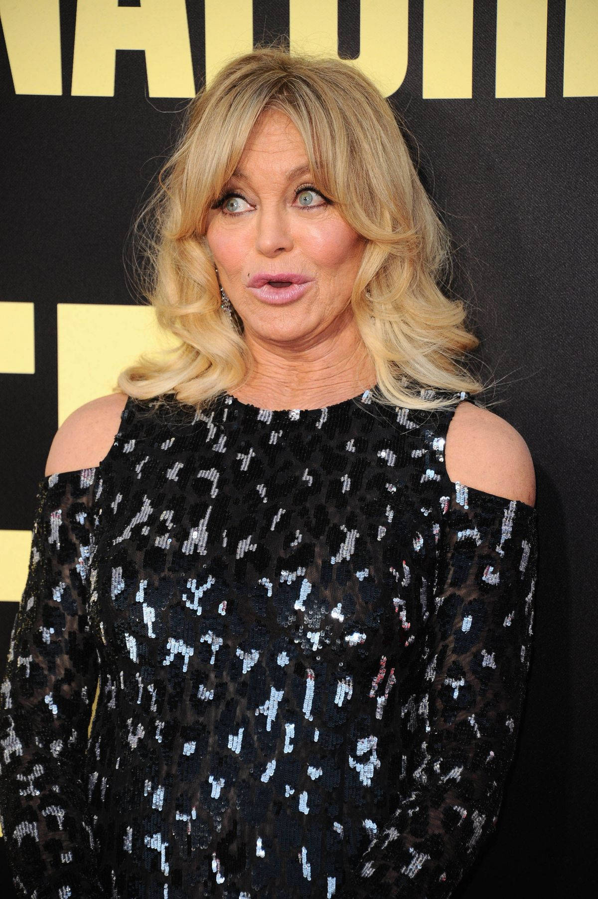 Celebrity Goldie Hawn Shocked Expression Wallpaper