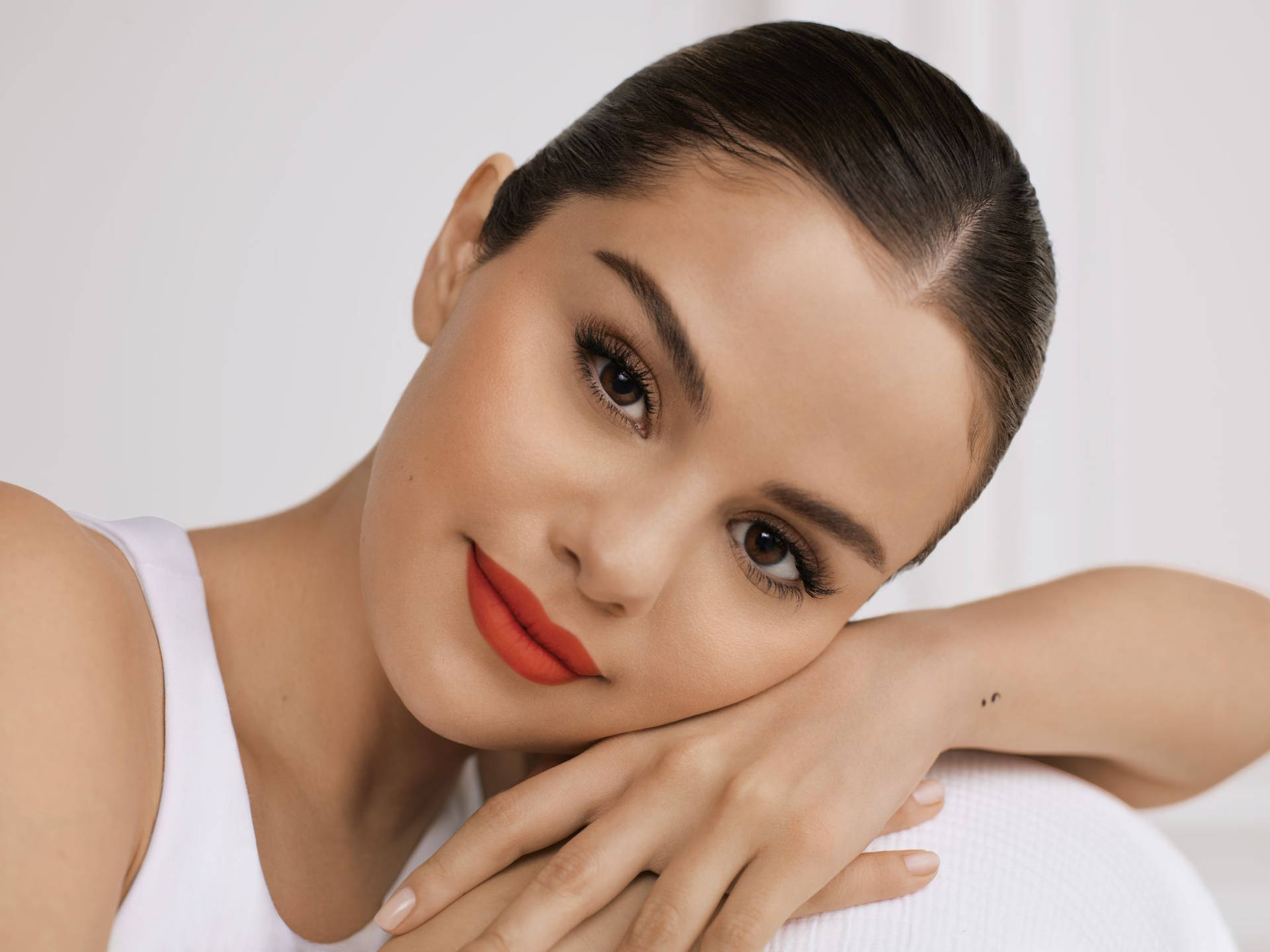 Celebrity Selena Gomez Rare Beauty Wallpaper