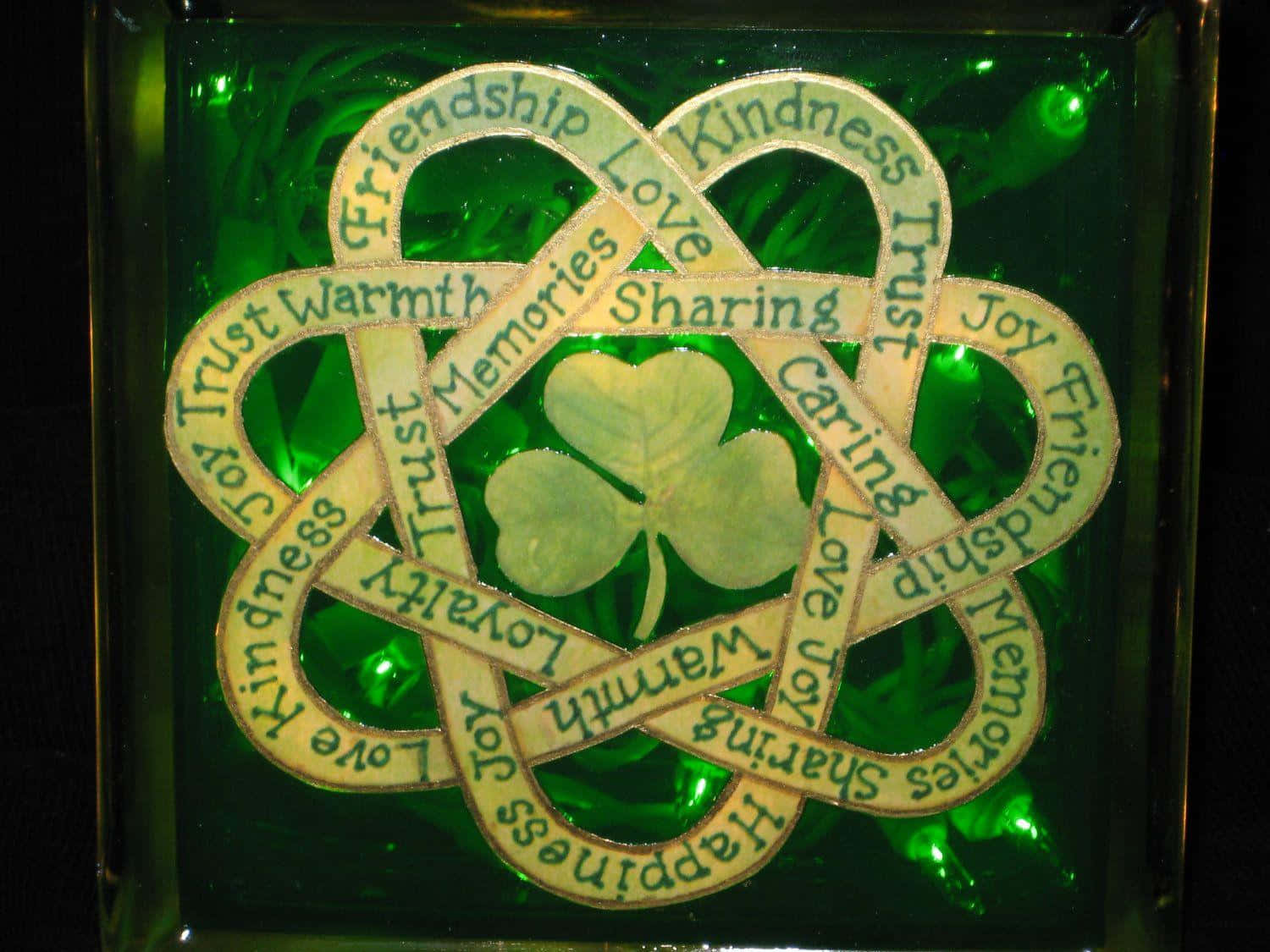 Enomfattande Keltisk Symbol Som Sträcker Sig Över De Öppna, Gröna Fälten.
