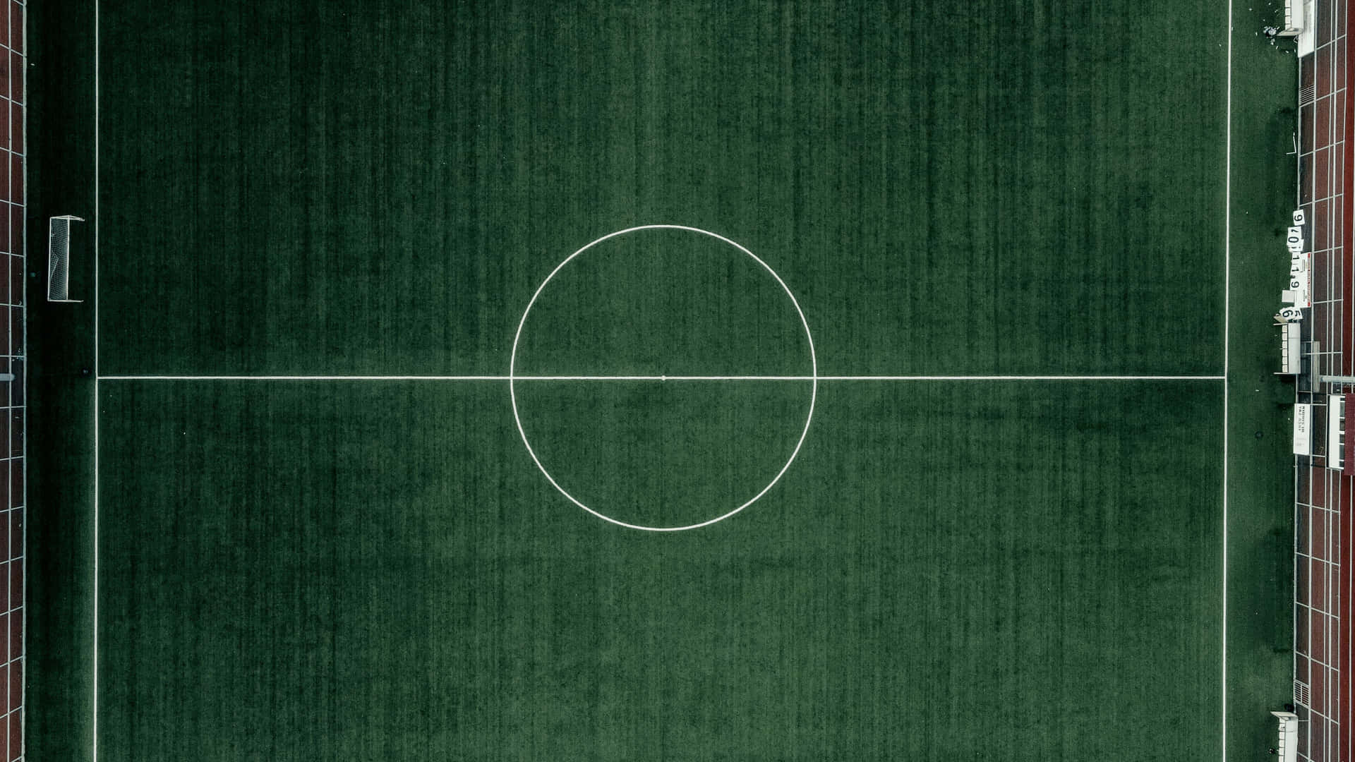 Centreret cirkel luftfoto af fodboldbane Wallpaper