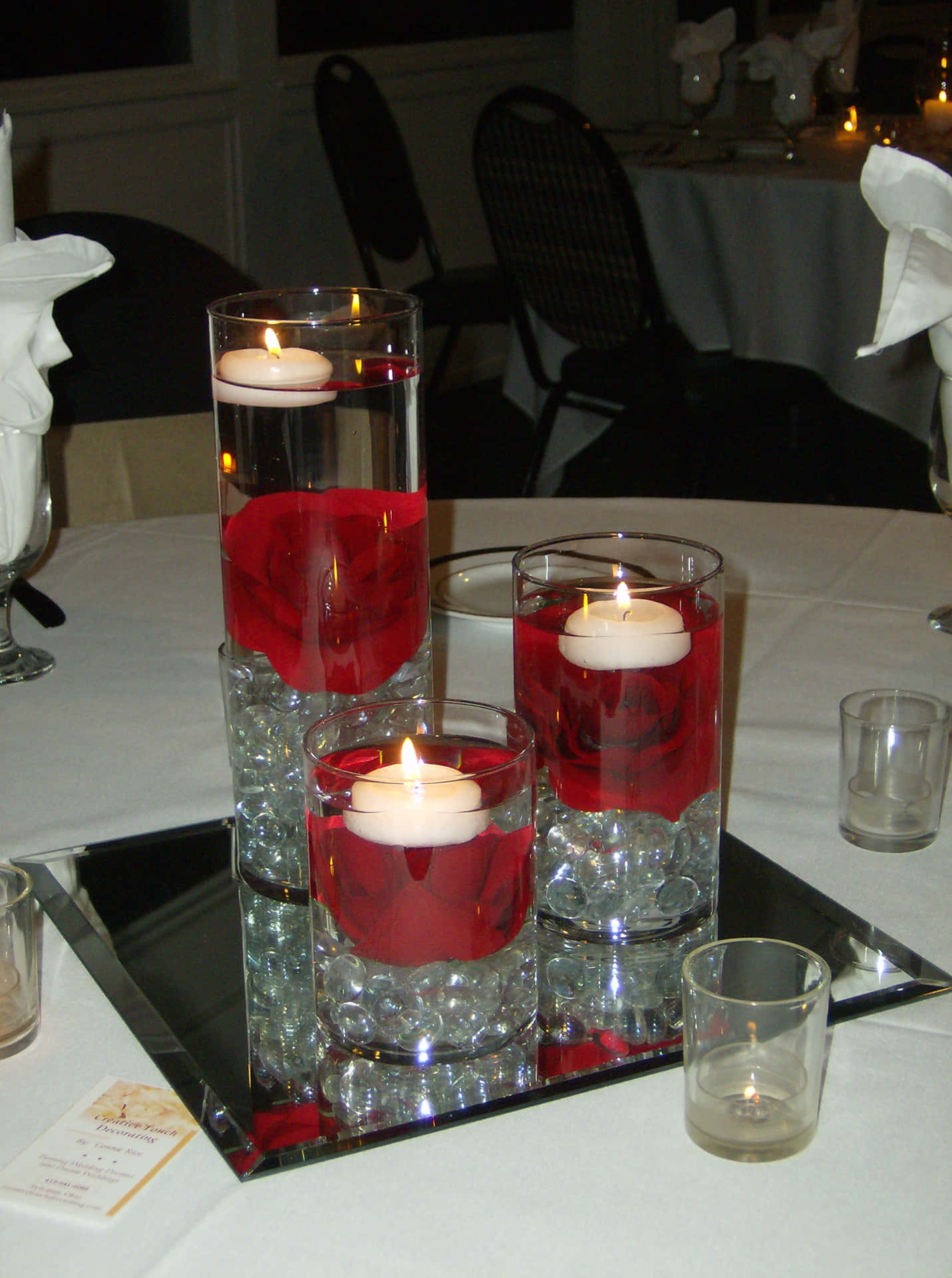 A classic centerpiece idea for any occasion. Wallpaper