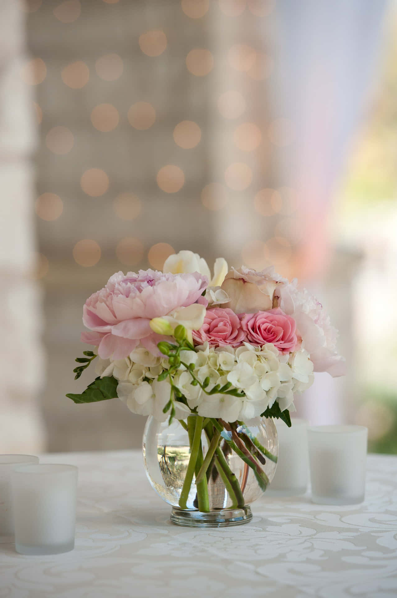 ‭Delightful Floral Centerpiece for Any Special Occasion Wallpaper