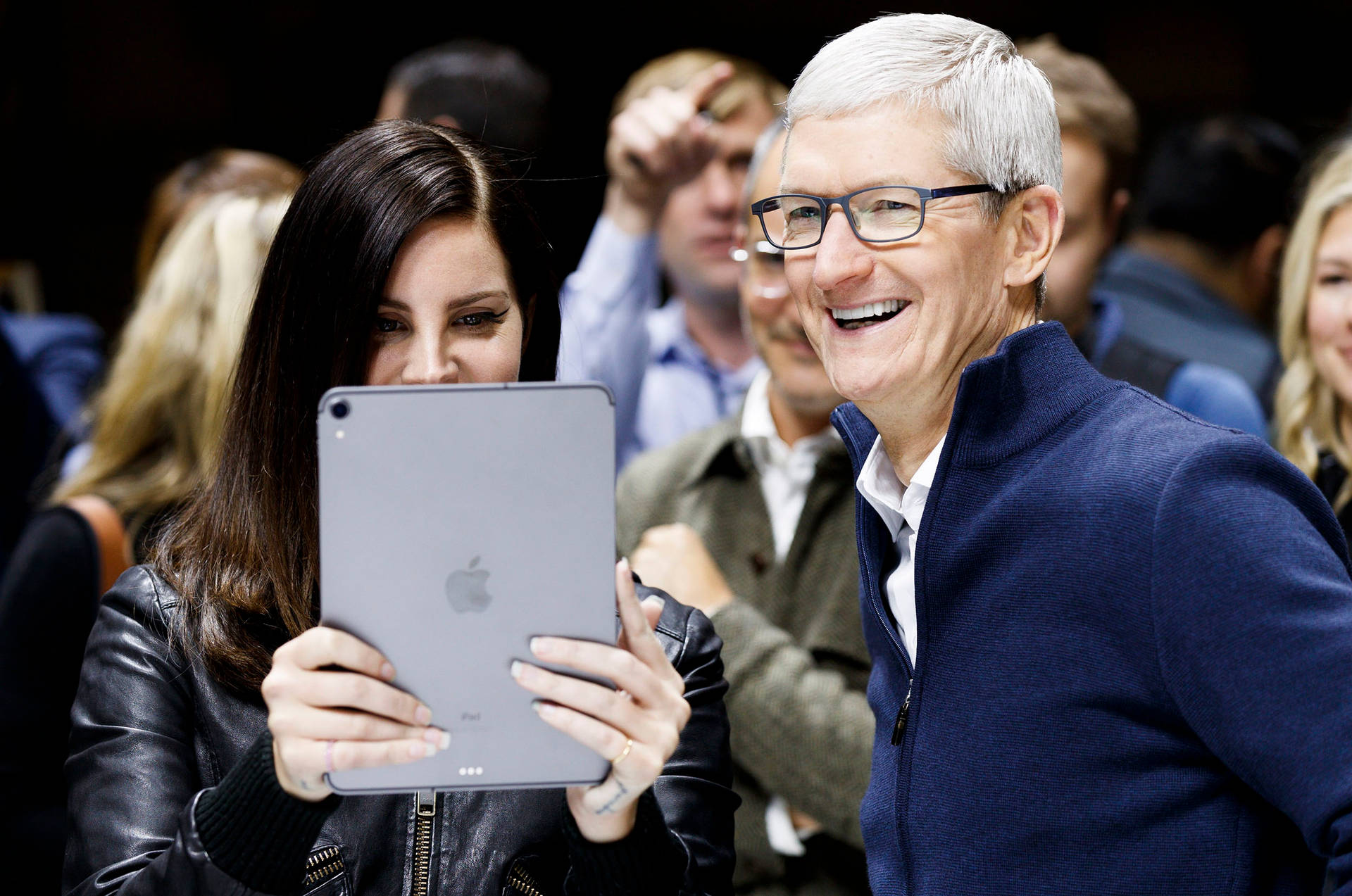 Ceo Tim Cook Crowd Interaction Wallpaper