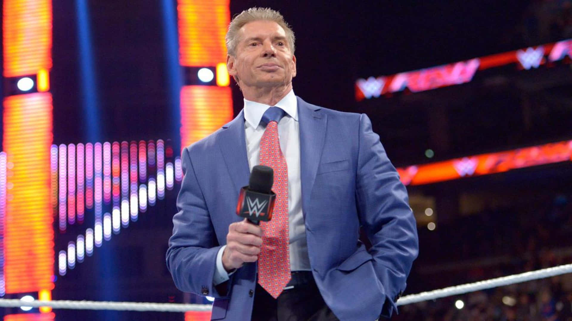 Chef Vince McMahon i blå dragt Wallpaper