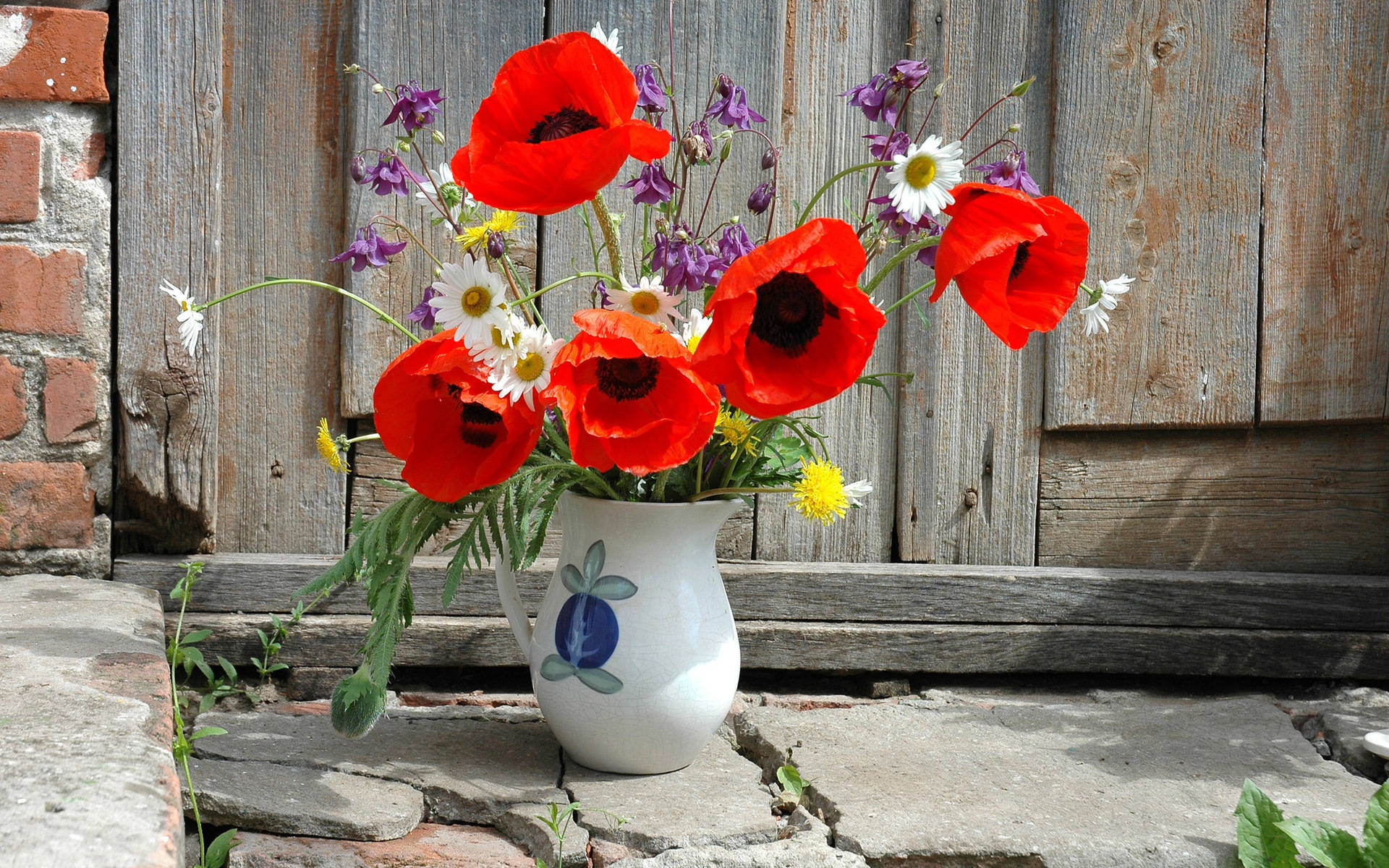 Ceramic Flower Vase With Poppies Wallpaper