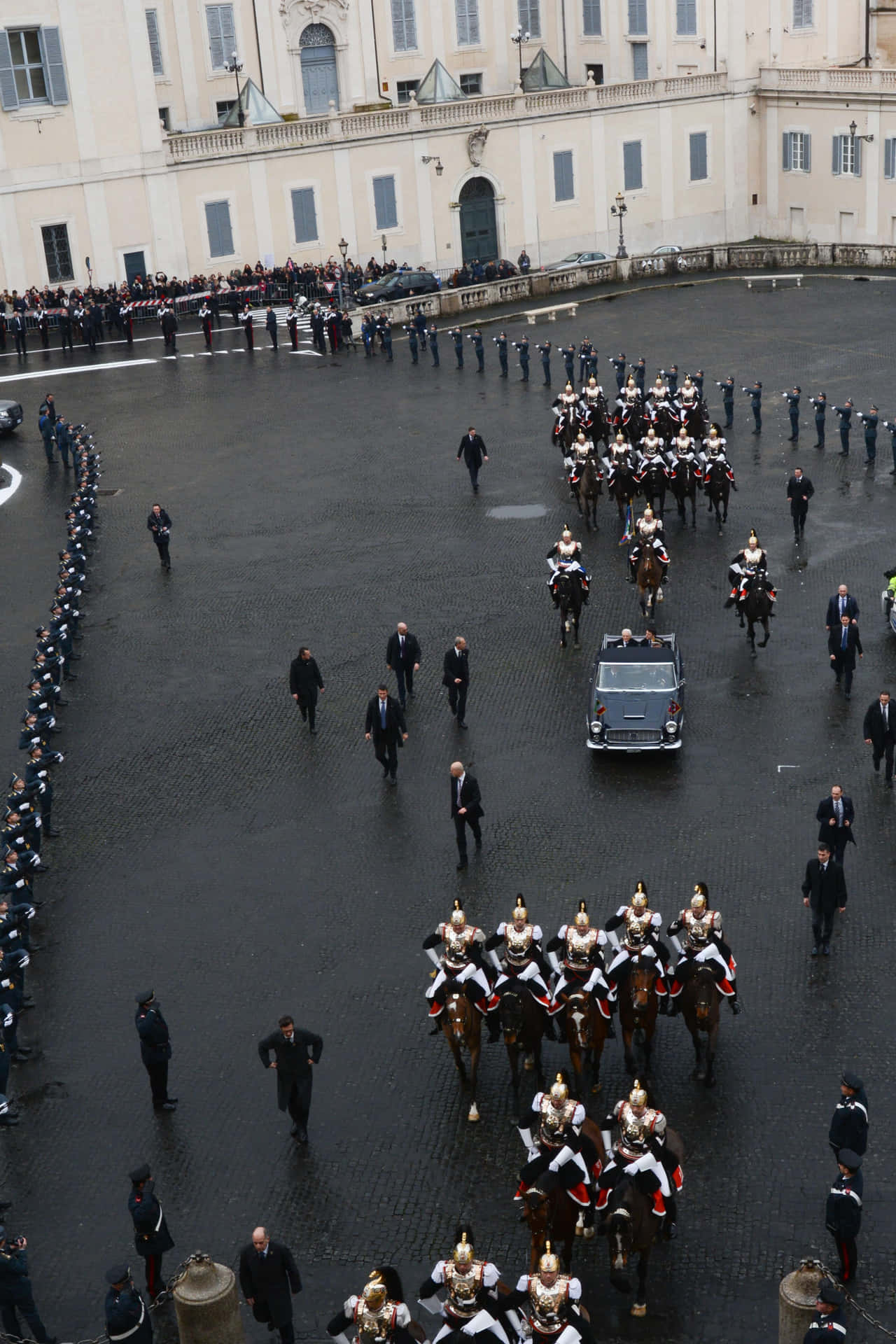 Ceremonieel Proces Met Klassieke Auto En Paardengarde Achtergrond