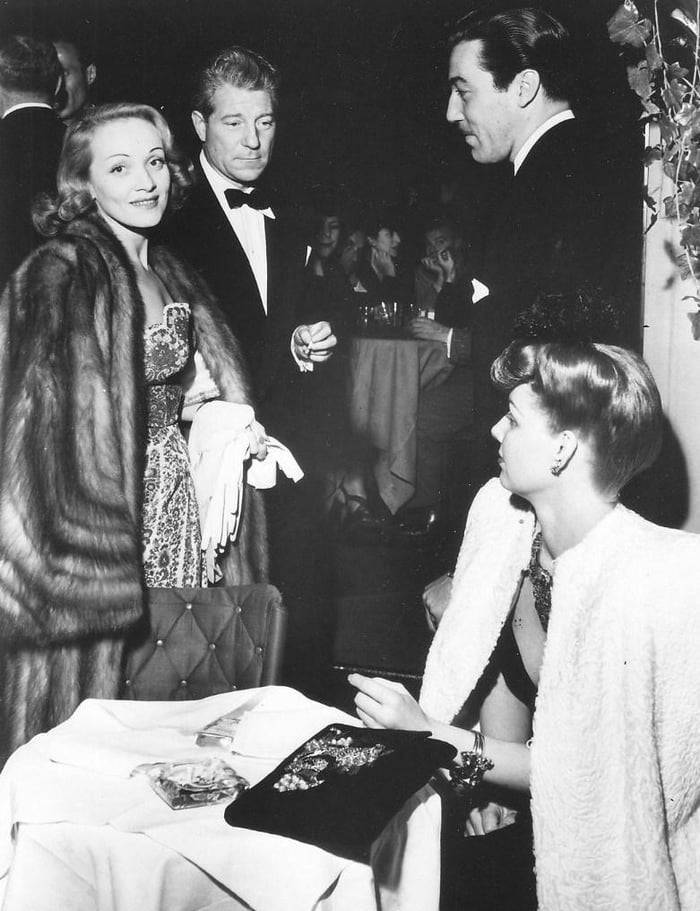 Cesarromero Marlene Dietrich Ann Sheridan Remain The Epitome Of Hollywood Glamour. Wallpaper