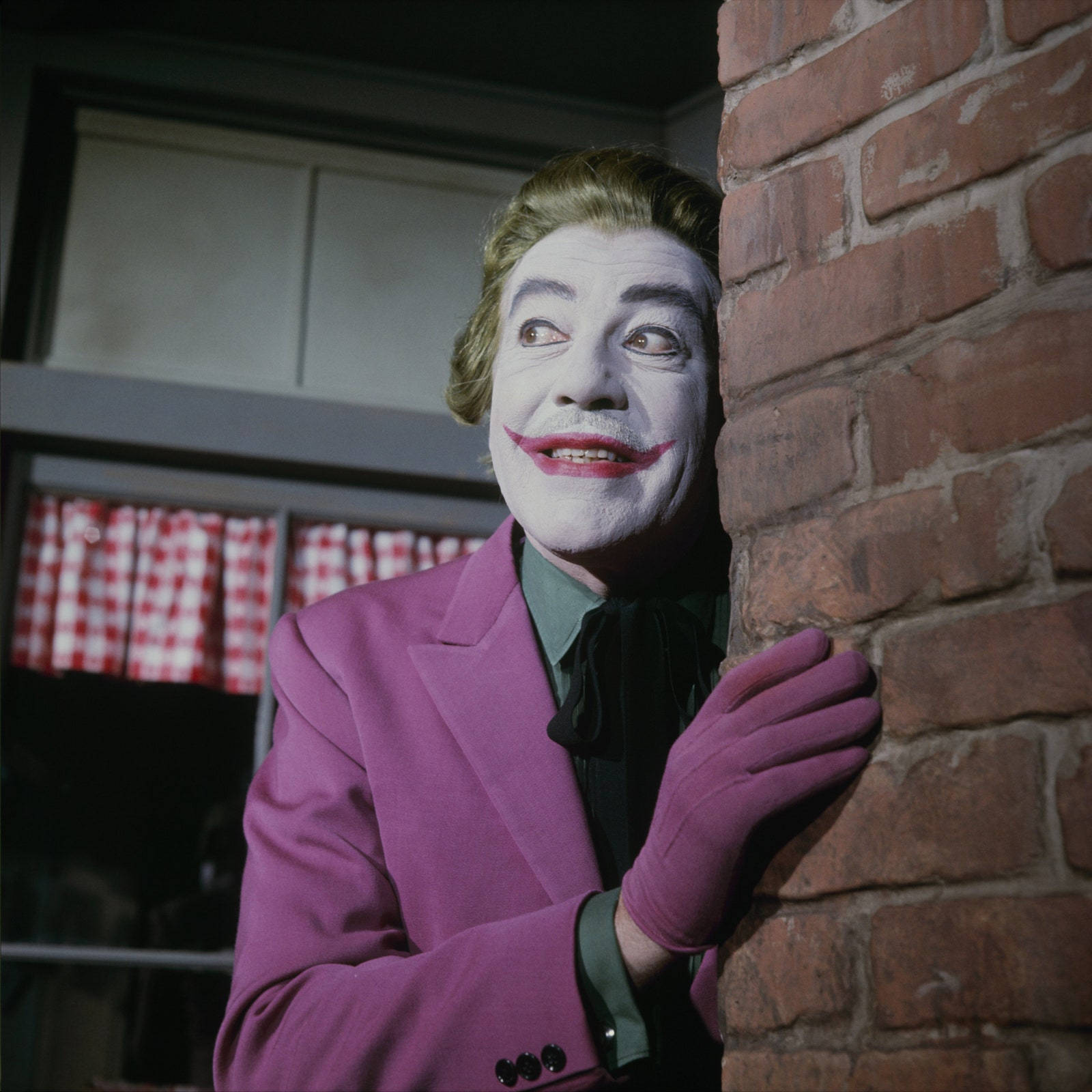 Cesarromero En El Papel Del Joker De Ladrillos Rojos. Fondo de pantalla
