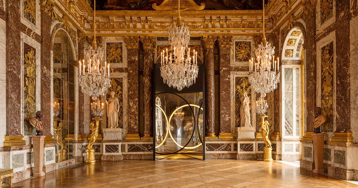 Ljuskronori Slottet I Versailles. Wallpaper