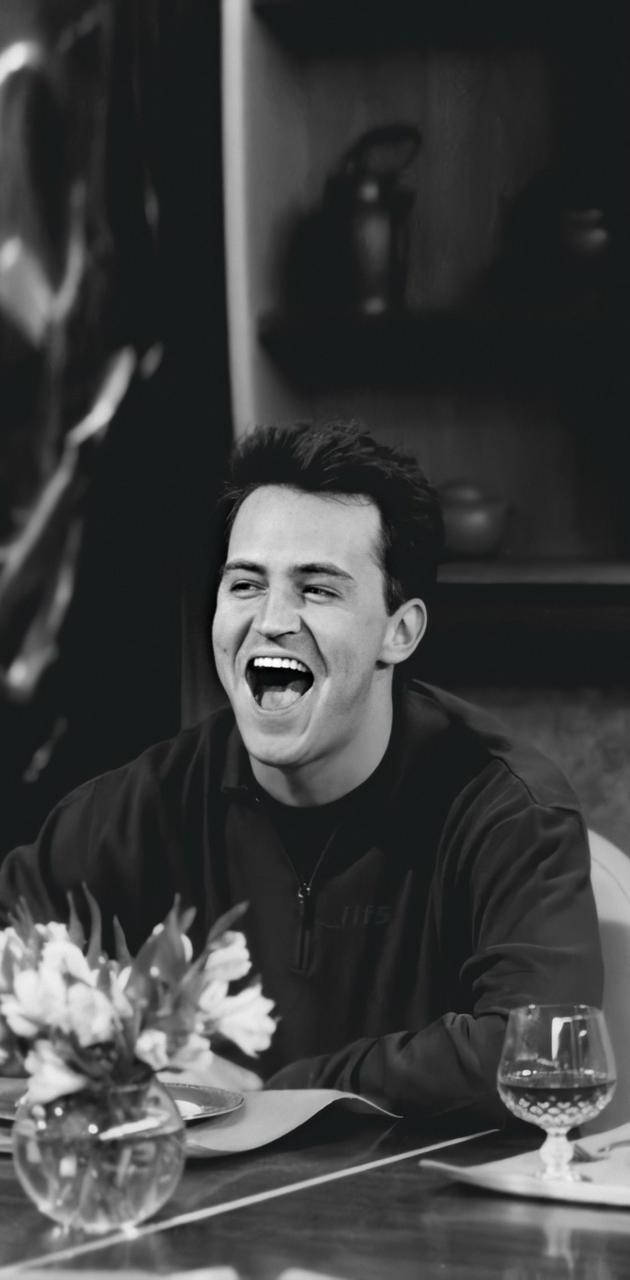 Chandlersfalska Skratt Från Tv-serien Vänner. Wallpaper