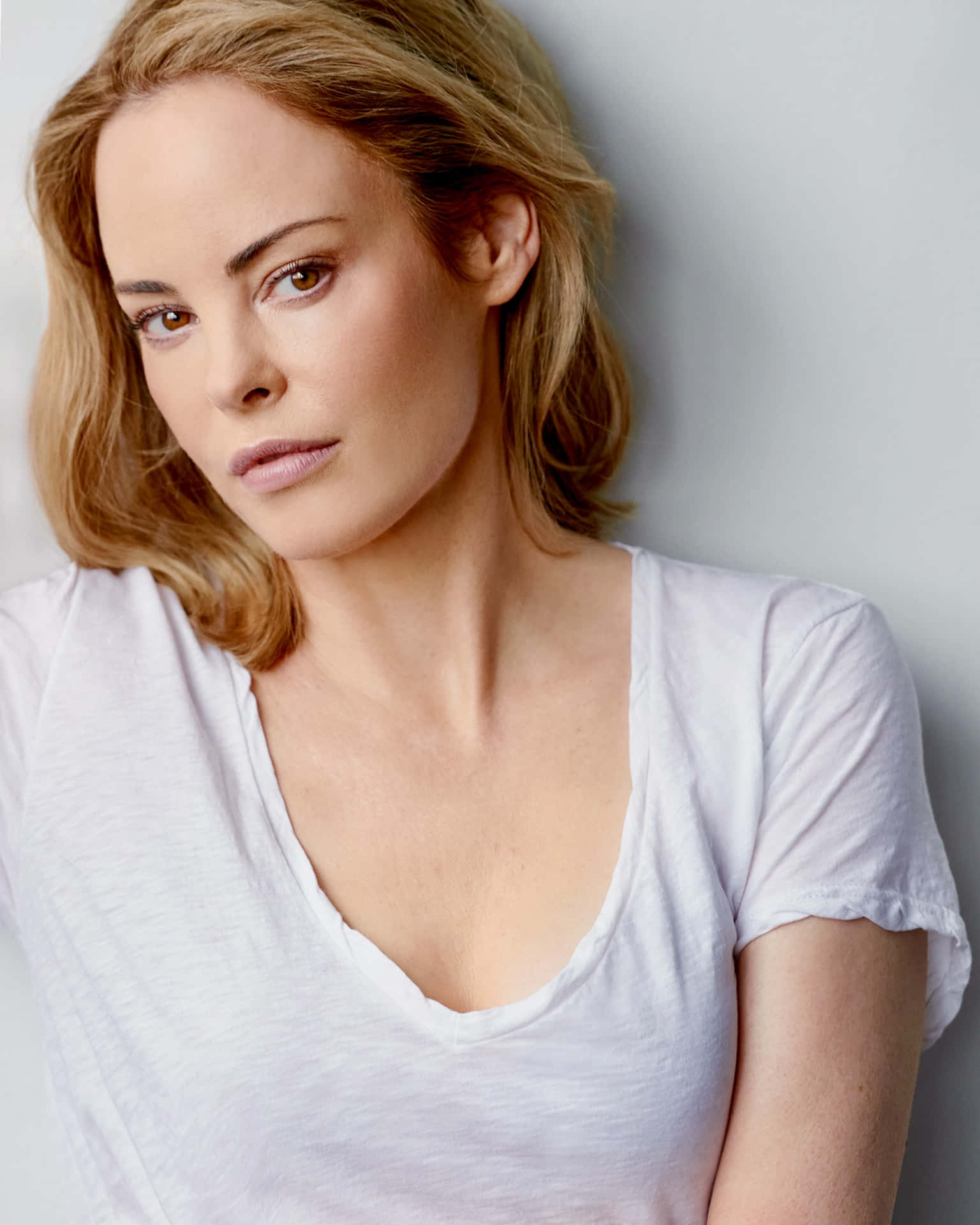 # Chandra West: Embodying Radiance and Elegance Wallpaper