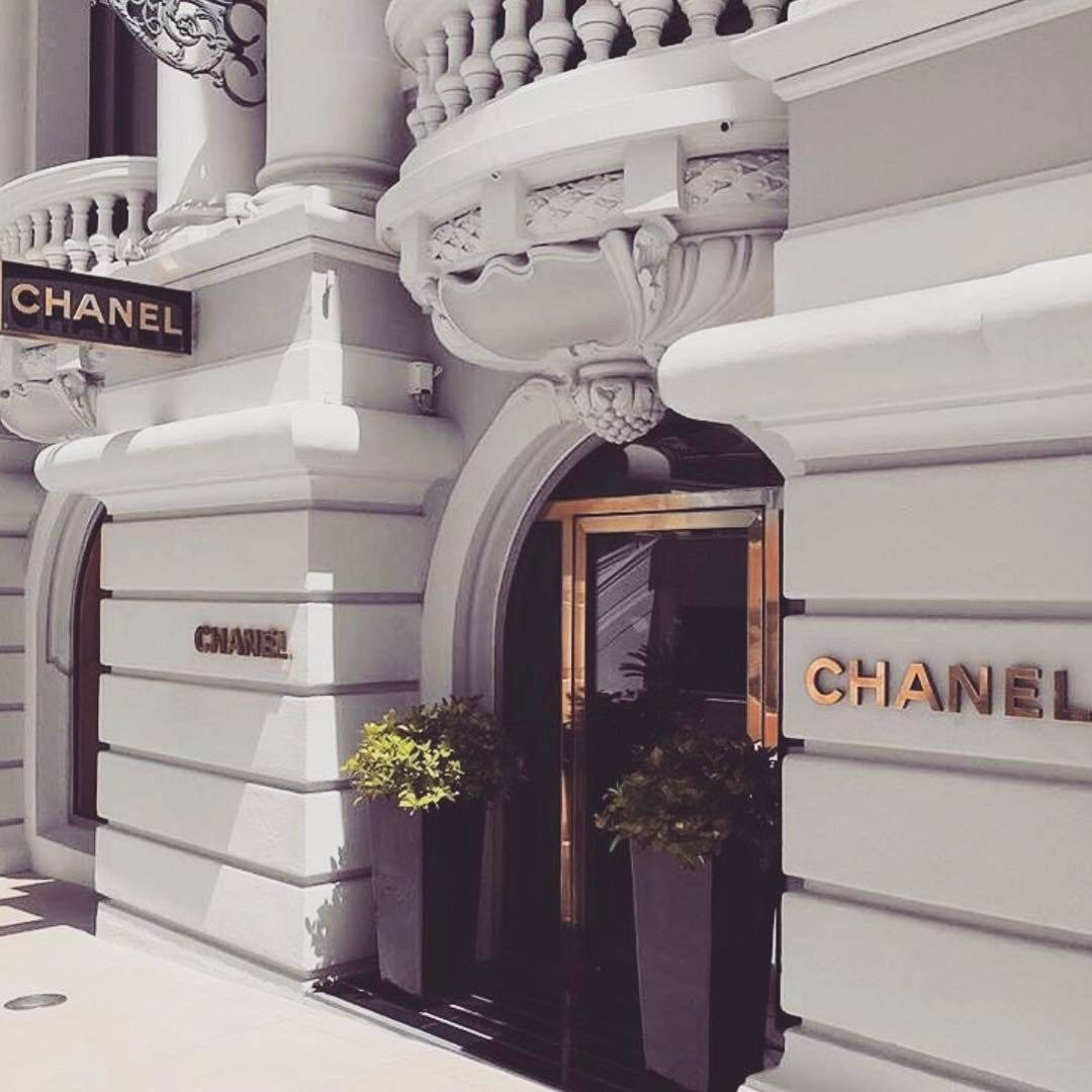 Elatuendo Perfecto Para Una Noche De Confianza, Sofisticación Y Elegancia Inspirada En Chanel. Fondo de pantalla
