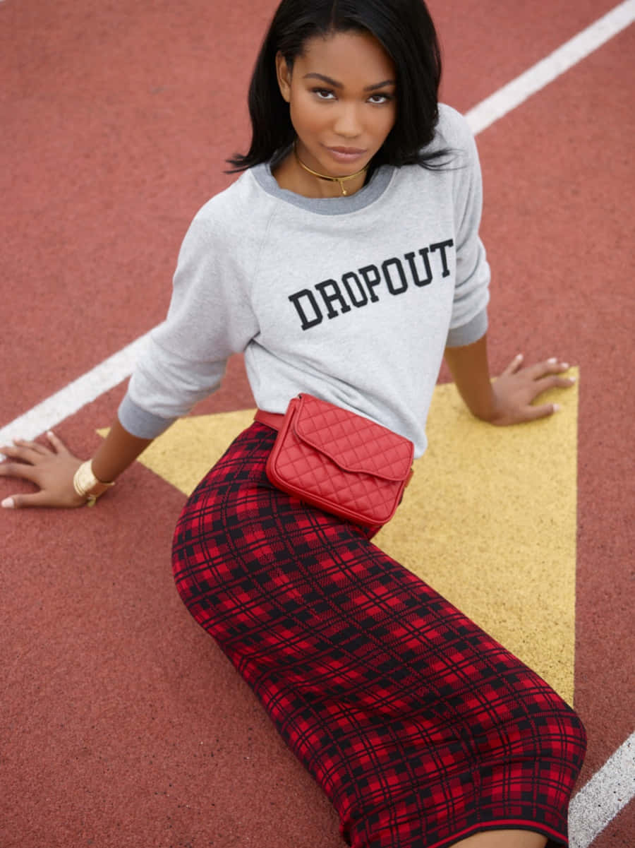 Chanel Iman Casual Mode Op Atletiekbaan Achtergrond