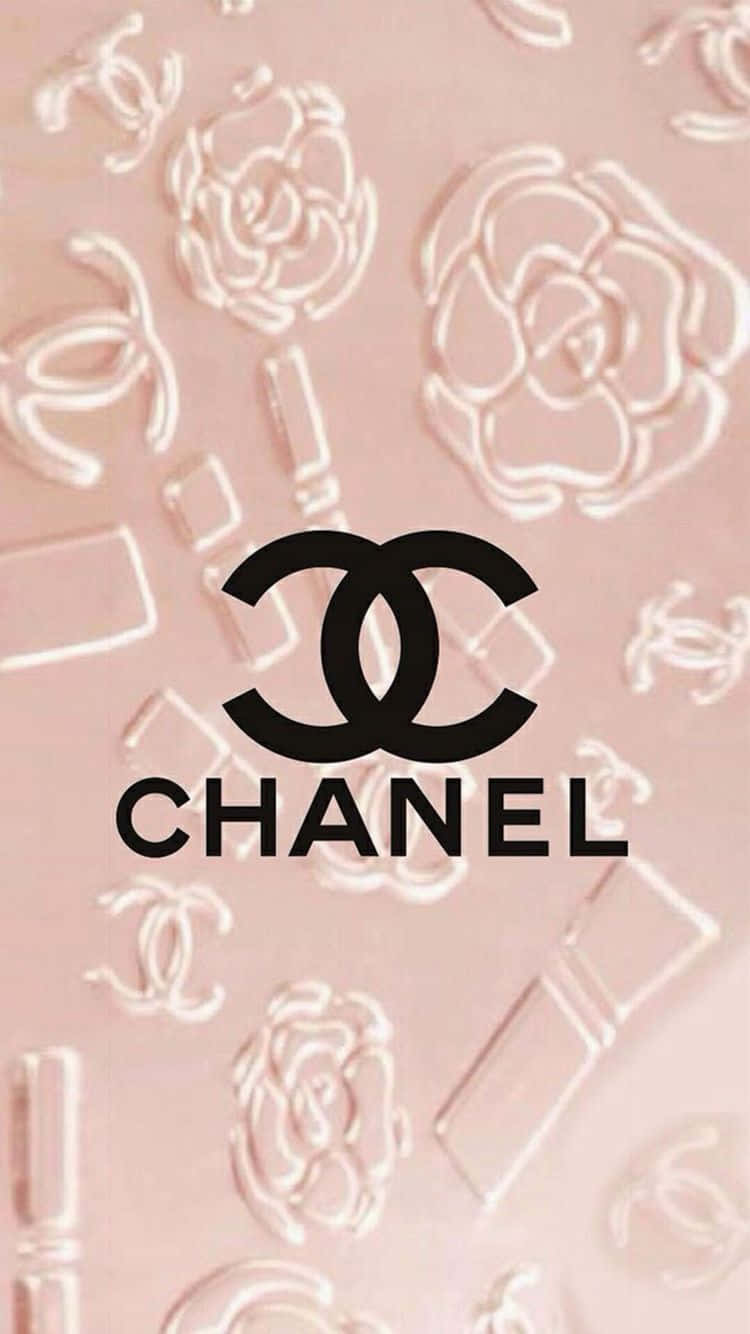 Sestilren Ut Med Den Ikoniska Chanel-logotypen.