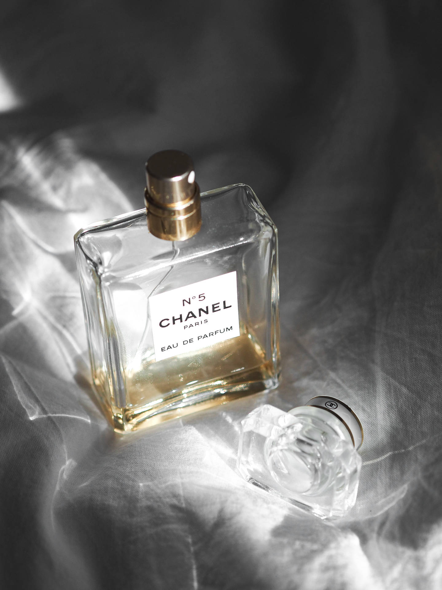 Chanel No.5 Light Reflection Background