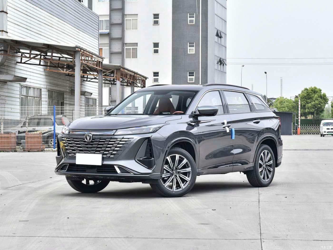 Changan Cs75 S U V In Industriële Setting Achtergrond