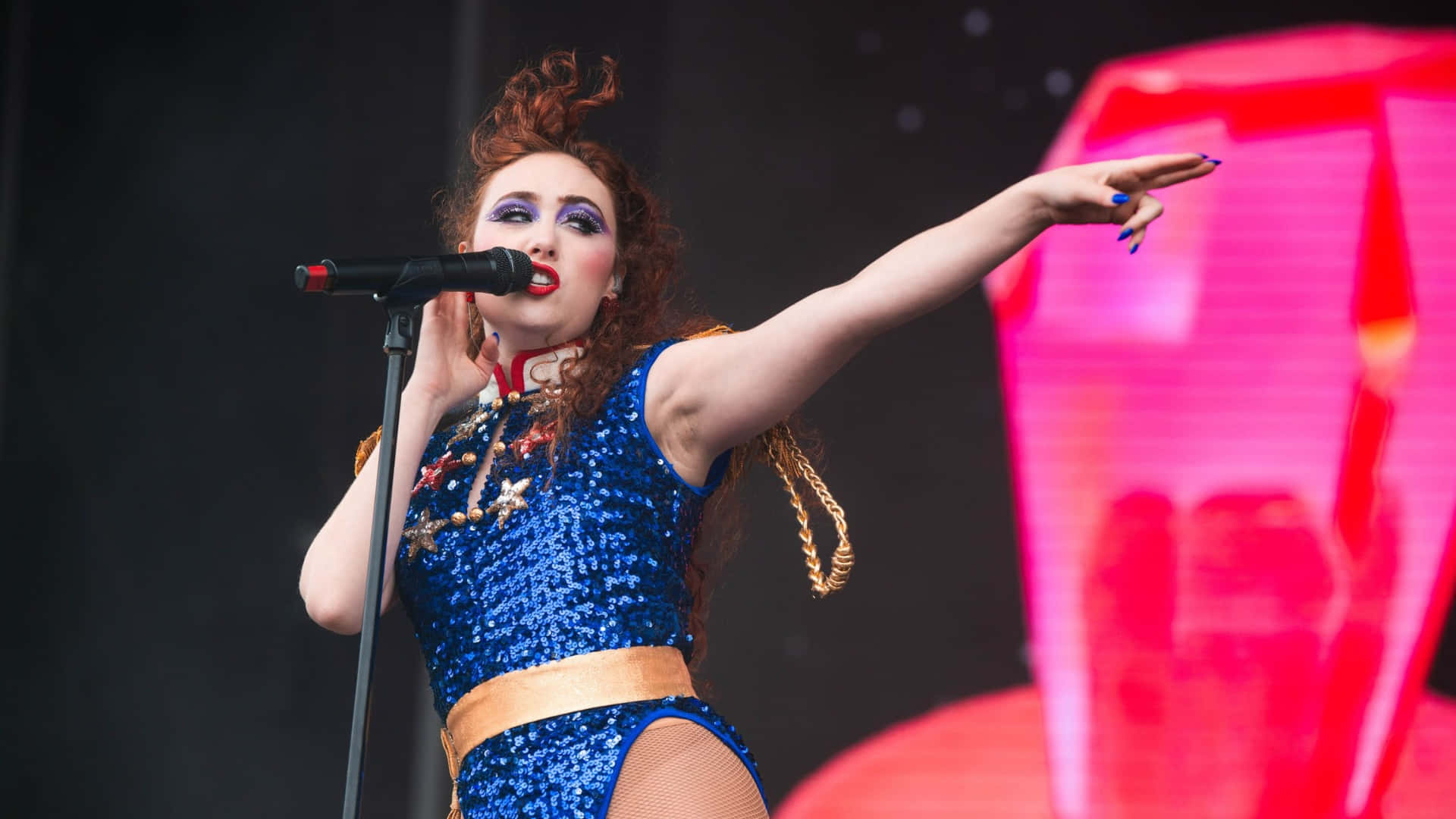 Actuación En Vivo De Chappell Roan Fondo de pantalla