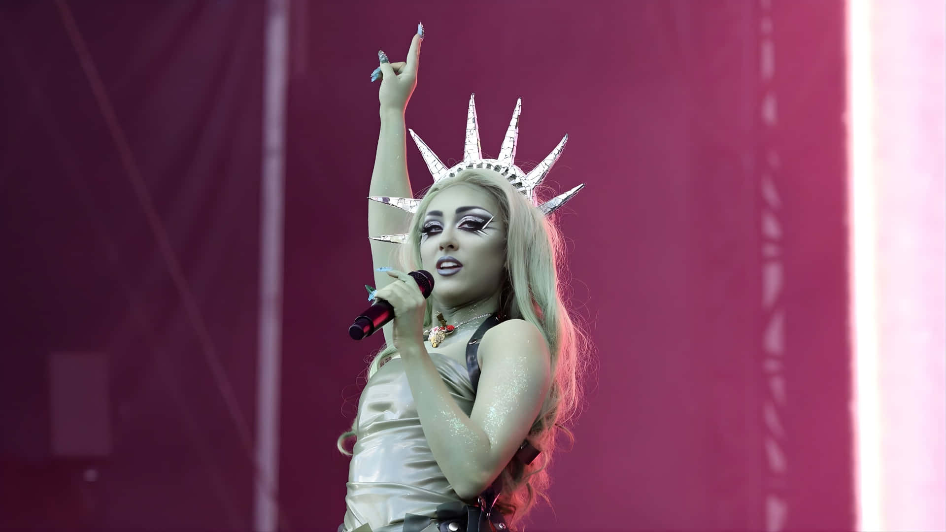 Actuación En Vivo De Chappell Roan Fondo de pantalla