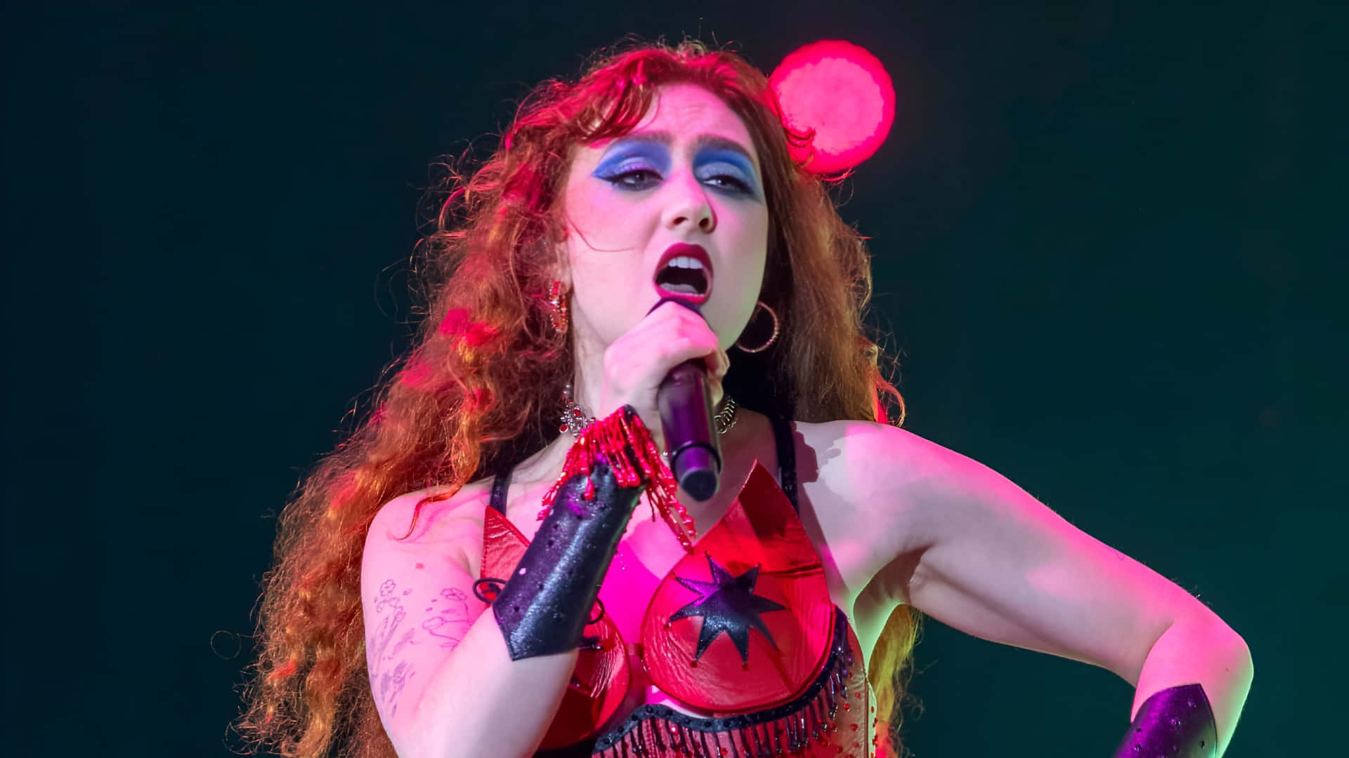 Actuación En Vivo De Chappell Roan Fondo de pantalla