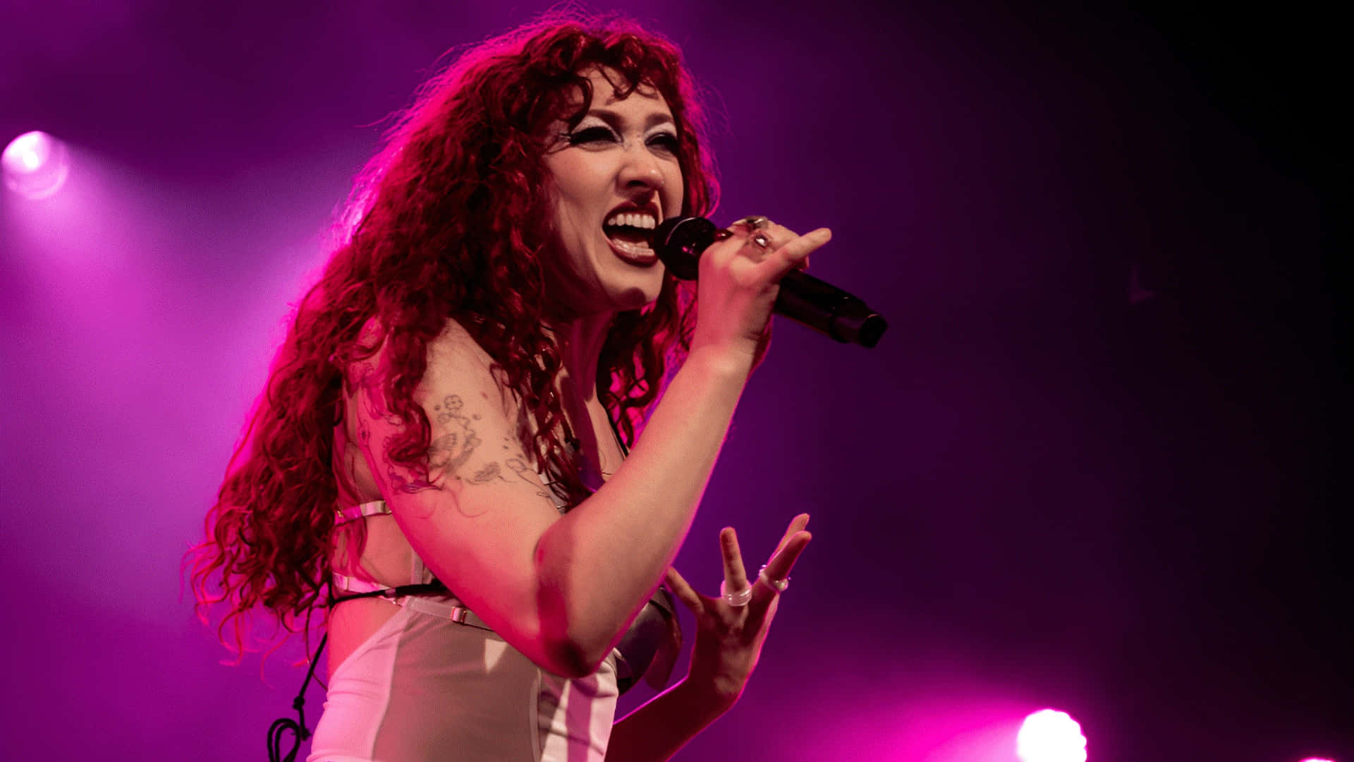 Actuación En Vivo De Chappell Roan Fondo de pantalla