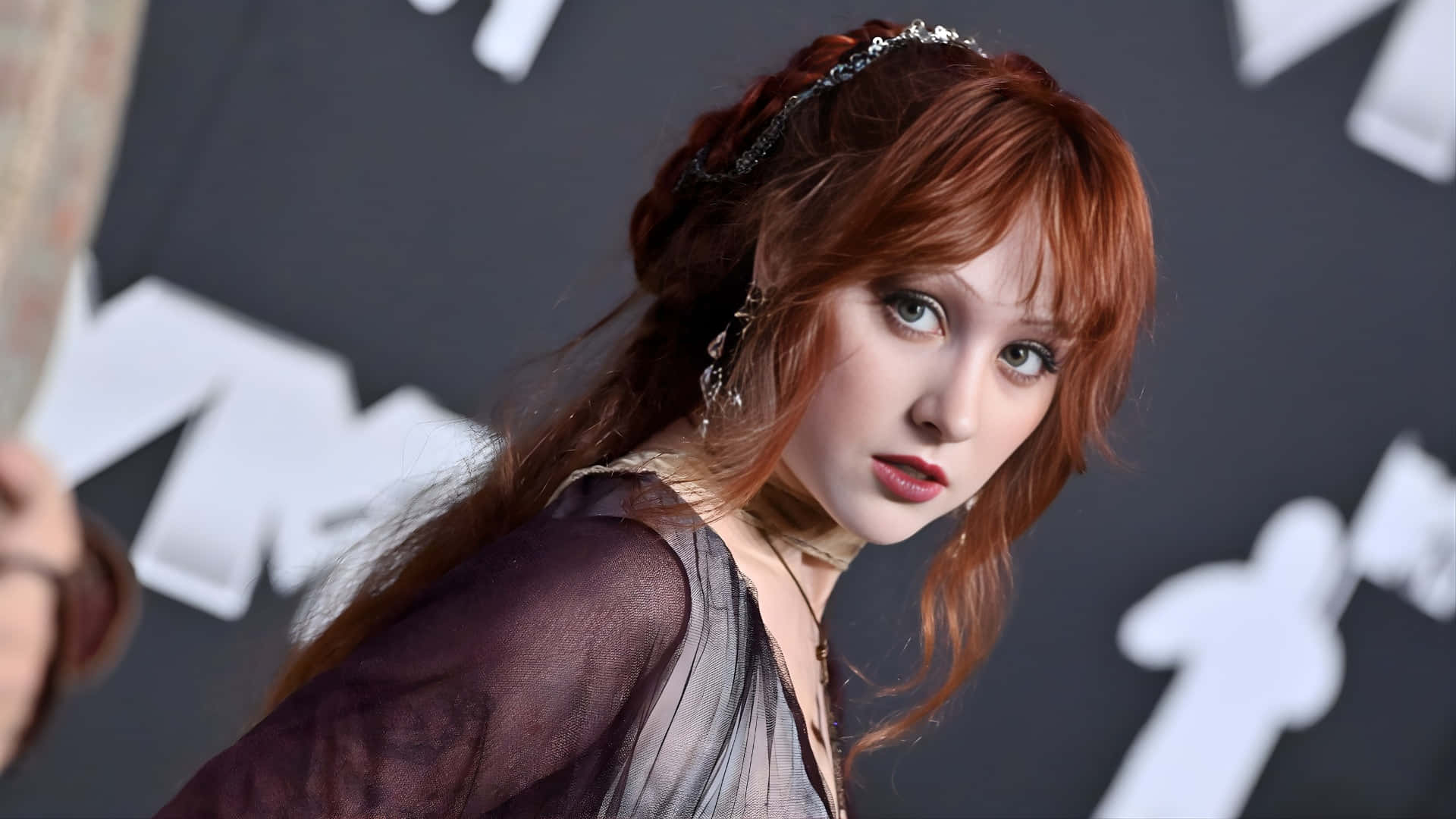 Chappell Roan Look En La Alfombra Roja Fondo de pantalla