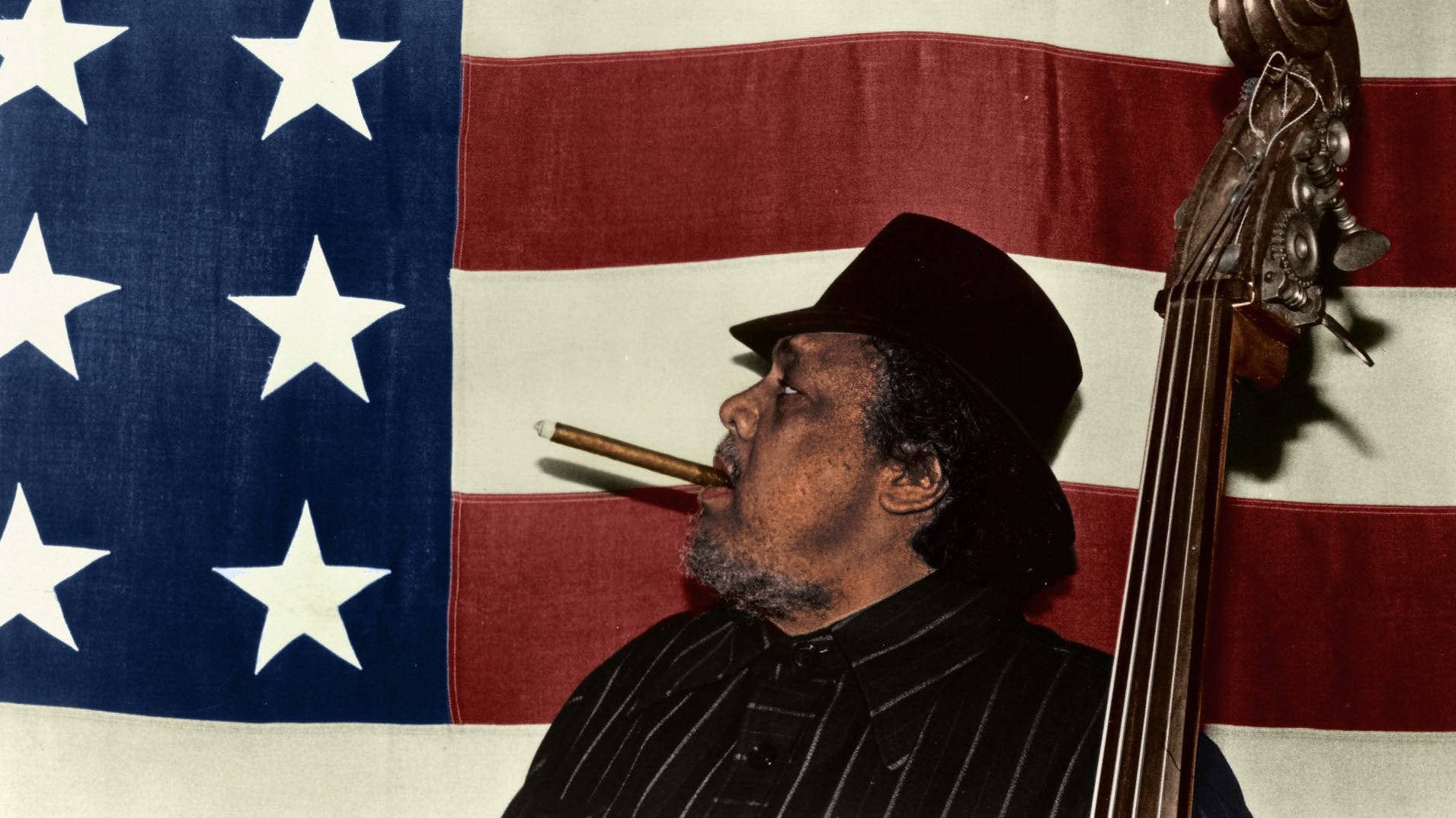 Charlesmingus Auf Einem Hintergrund Mit Der Us-amerikanischen Flagge Wallpaper