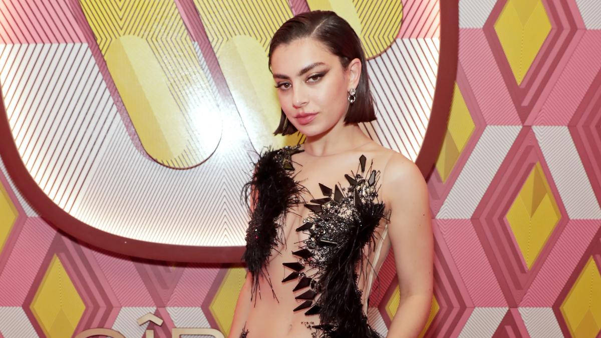 Charli Xcx In Black Feathered Dress Background