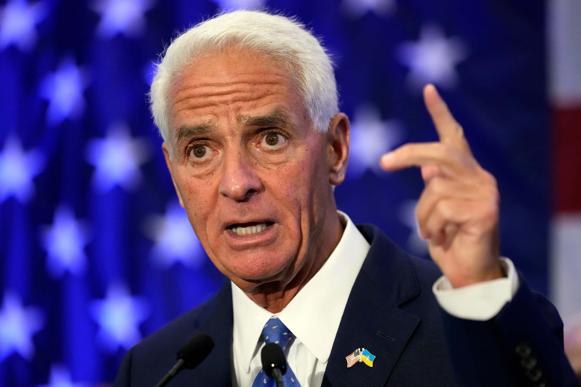 Charlie Crist Performing A Signature Hand Gesture Wallpaper