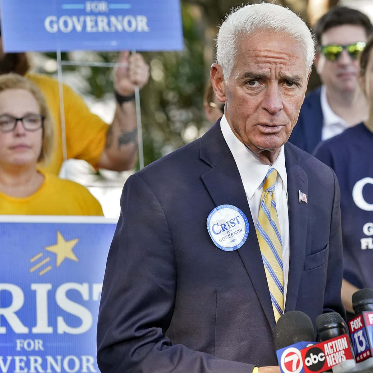 Charlie Crist Looking Serious Wallpaper