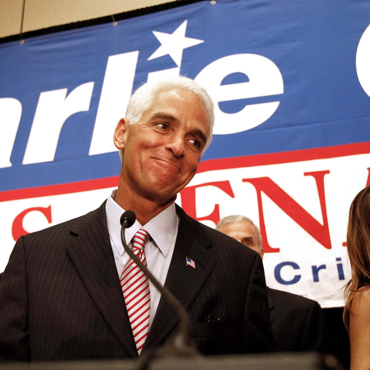 Charlie Crist Smiling At Someone Wallpaper