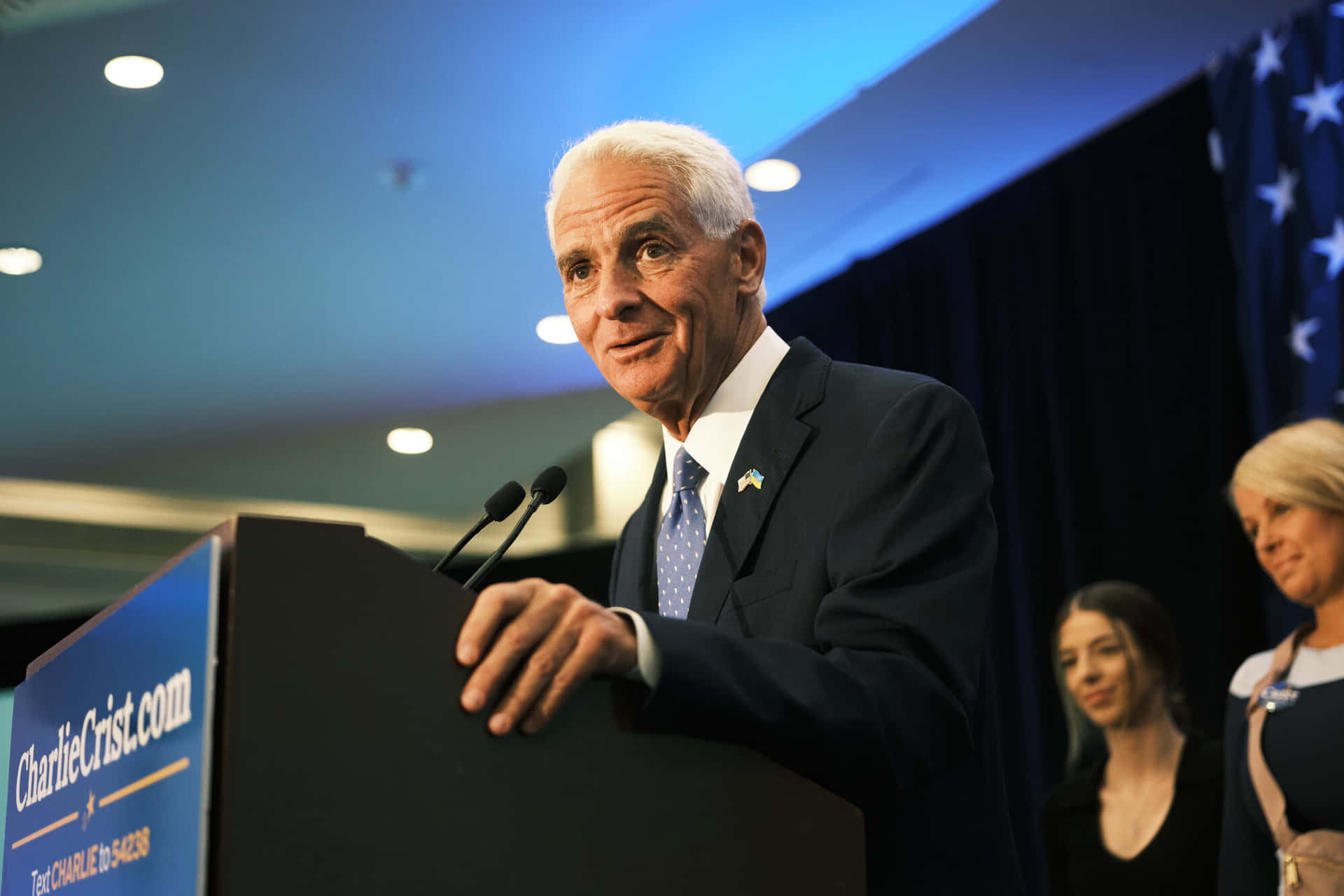 Former Governor Charlie Crist Engaging Audience in Speech Wallpaper