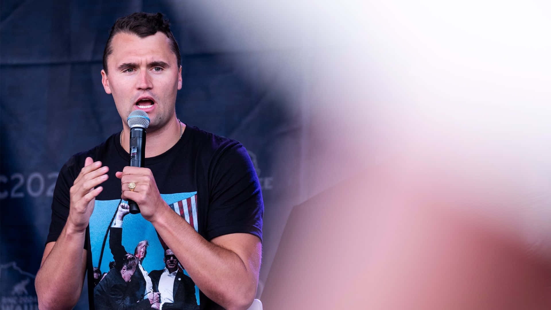 Charlie Kirk Hablando En Evento Fondo de pantalla
