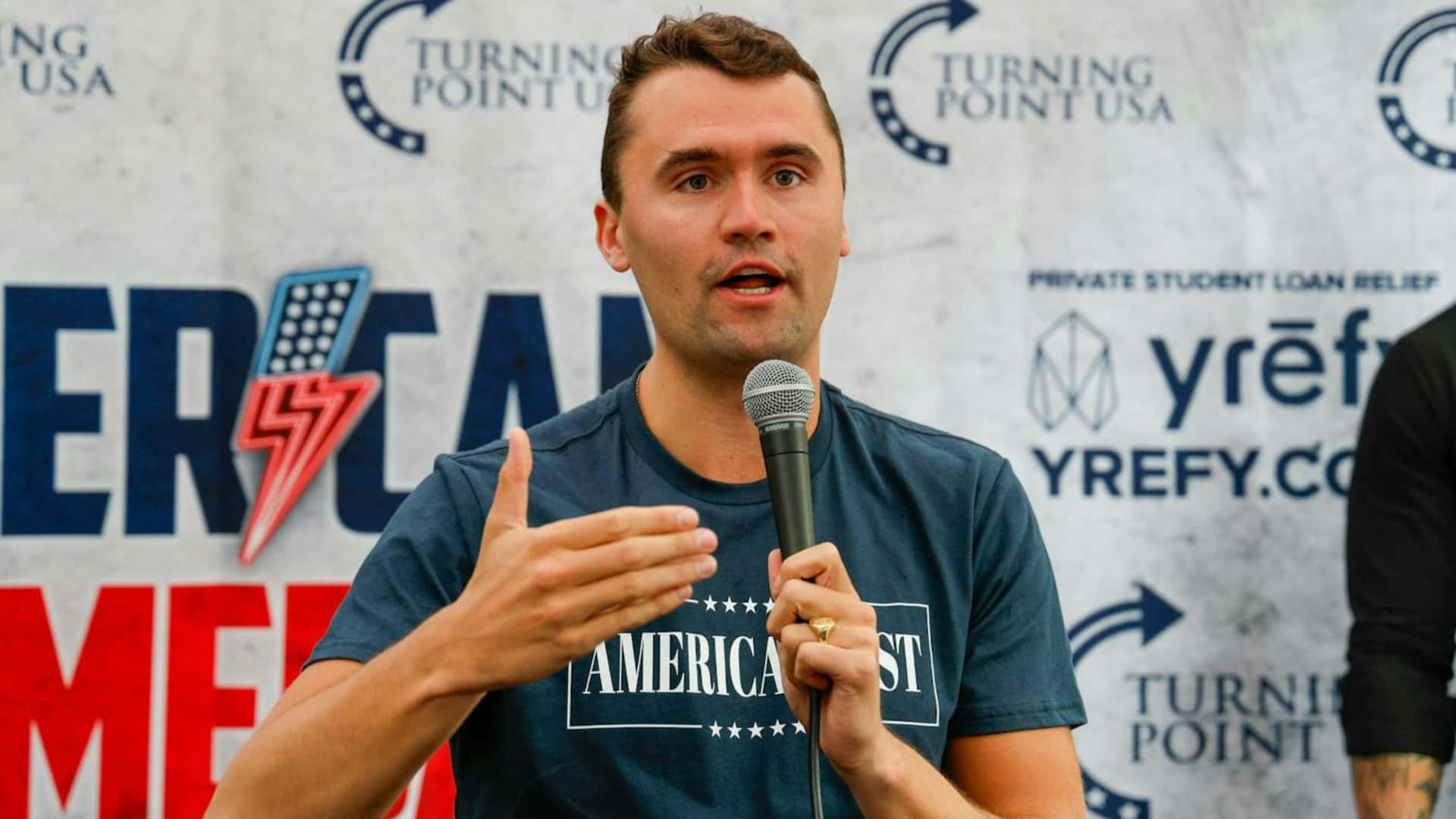 Charlie Kirk Hablando En Un Evento Fondo de pantalla