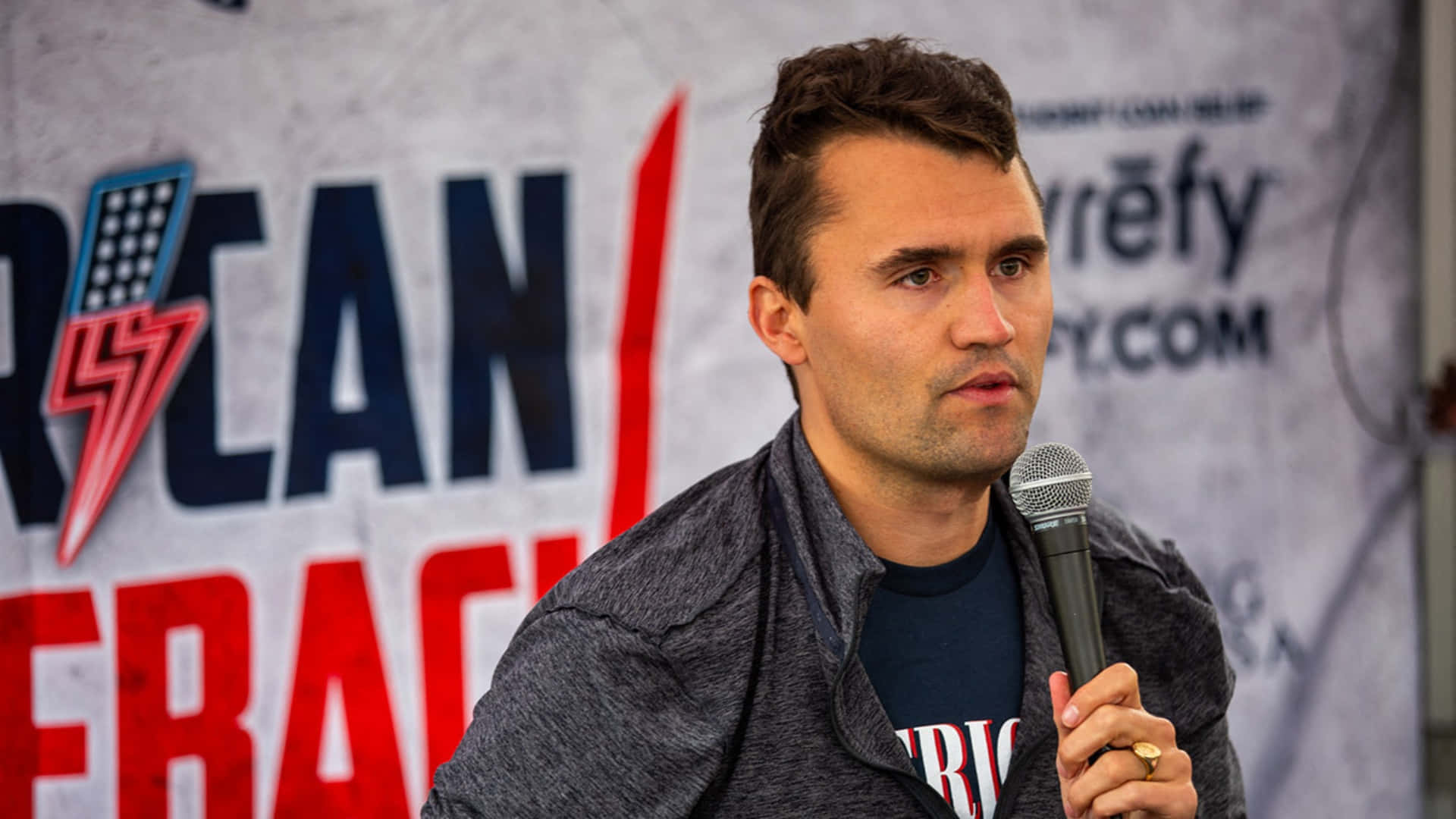 Charlie Kirk Hablando En Un Evento Fondo de pantalla