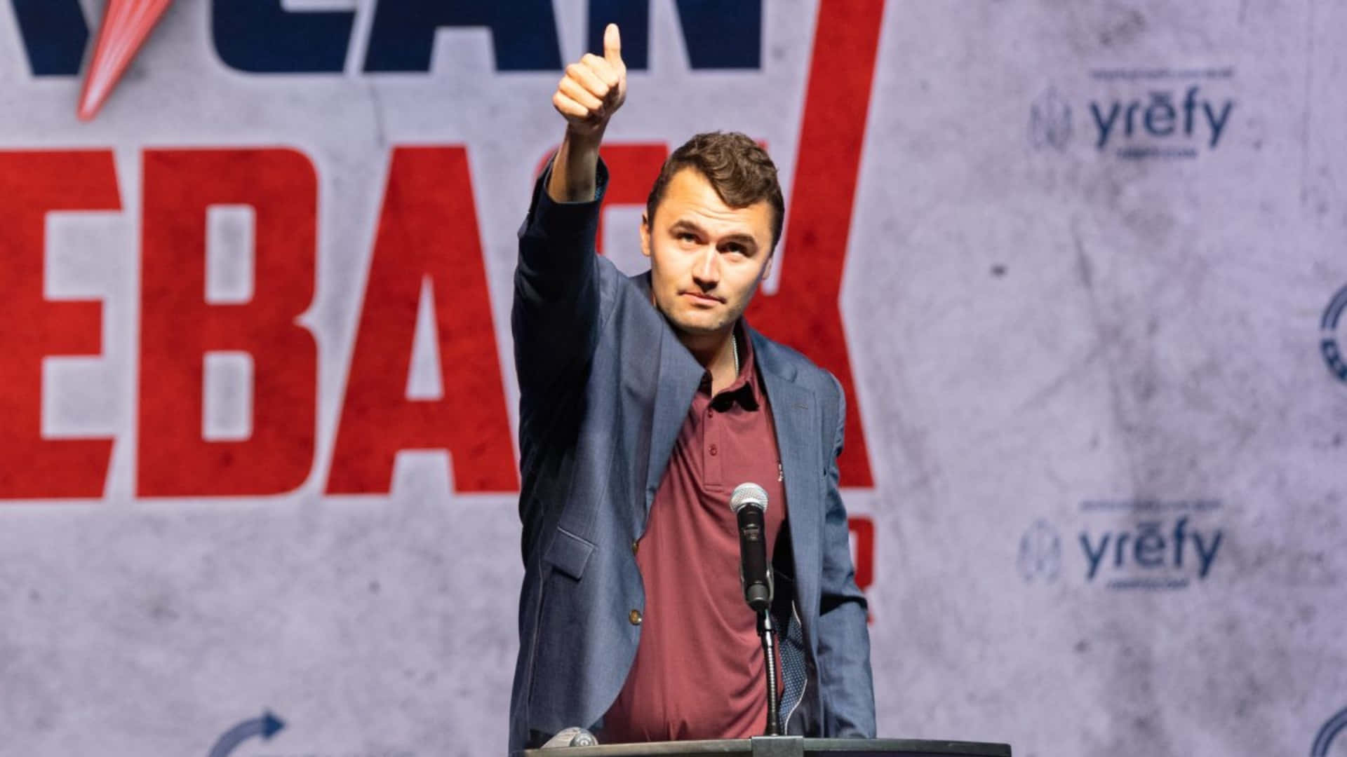 Charlie Kirk Hablando En Un Evento Fondo de pantalla