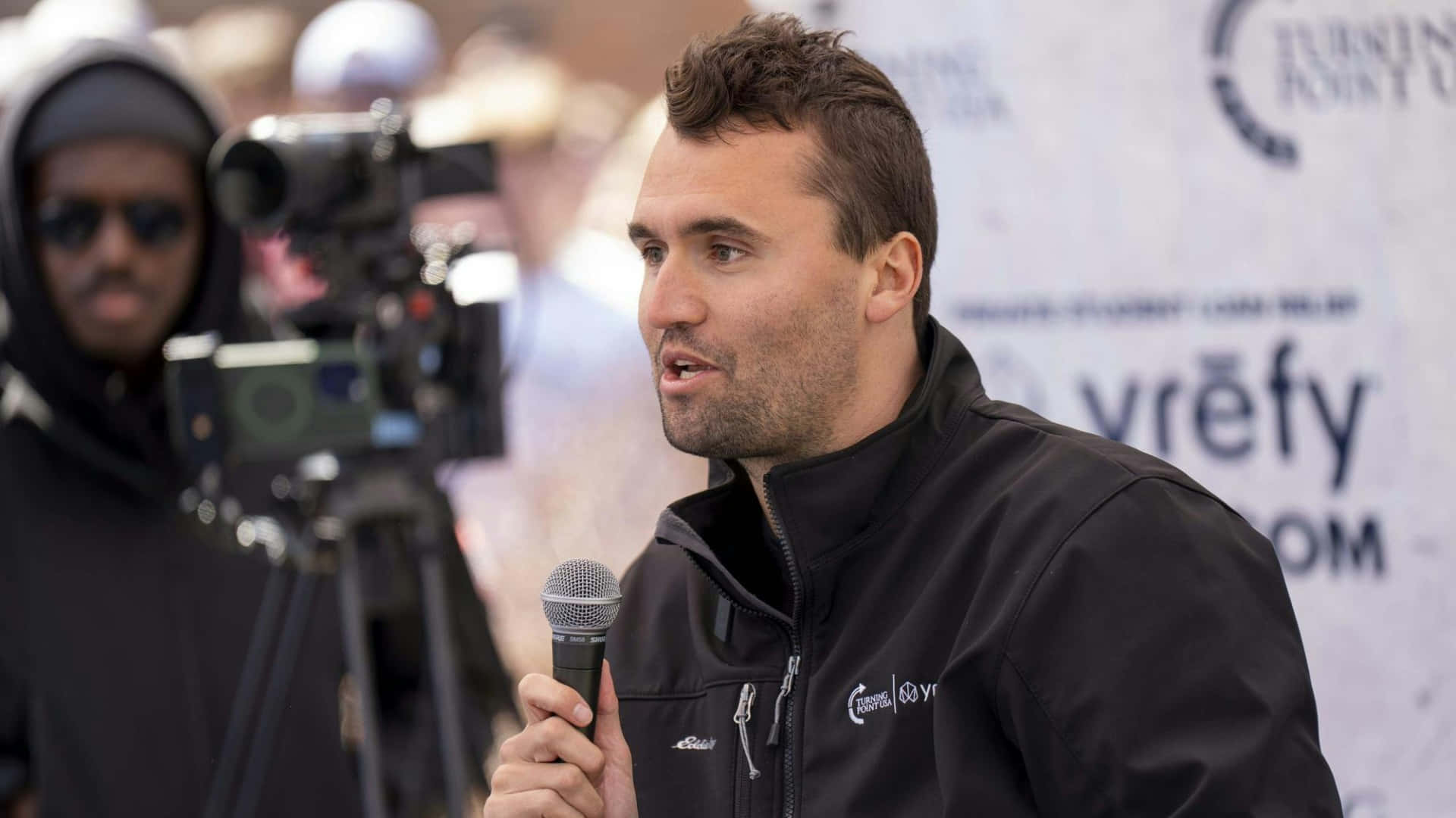 Charlie Kirk Hablando En Un Evento Fondo de pantalla