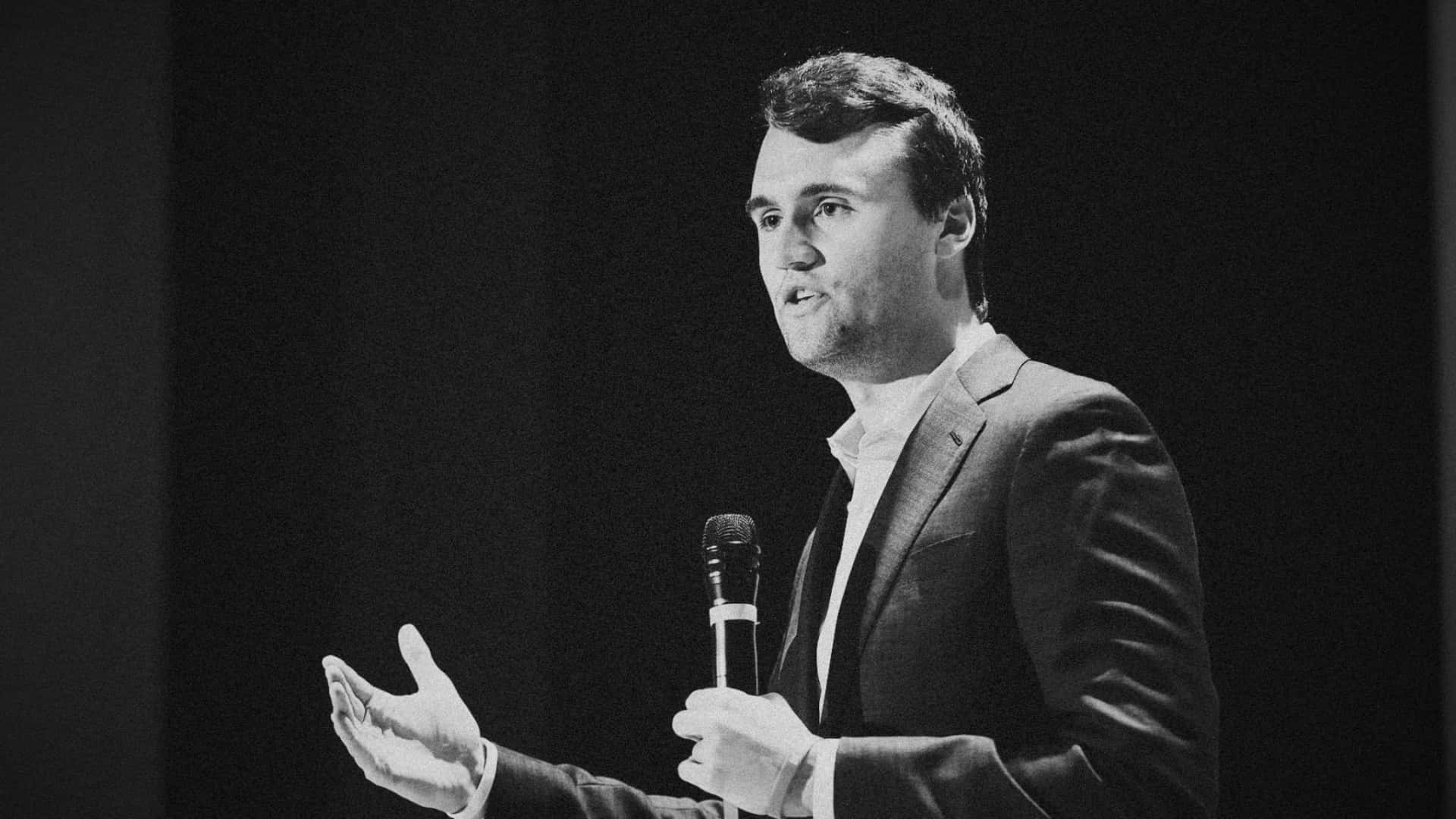Charlie Kirk En Compromiso De Hablar Fondo de pantalla