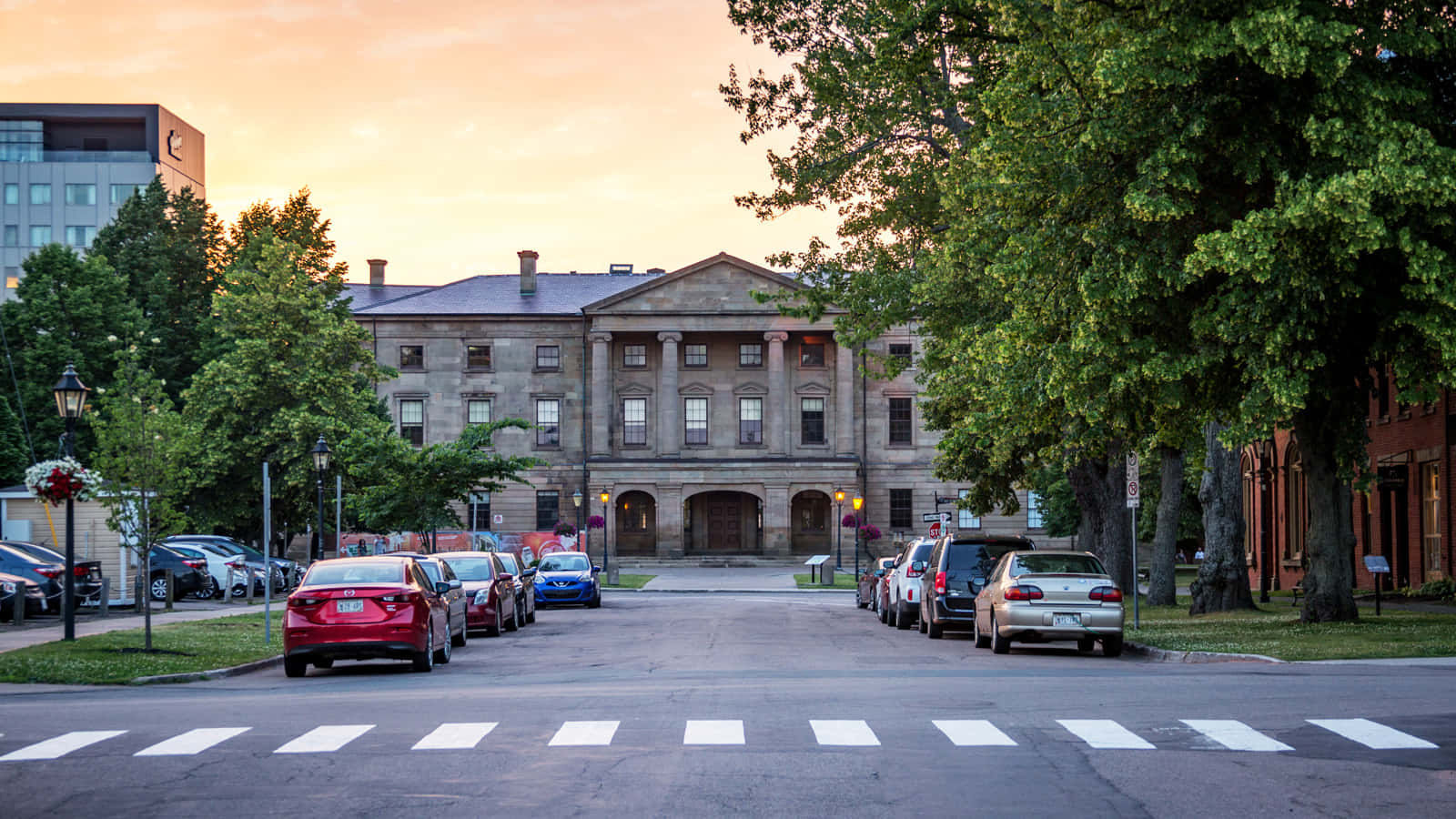 Vue De Rue D'un Bâtiment Historique De Charlottetown Au Crépuscule Fond d'écran