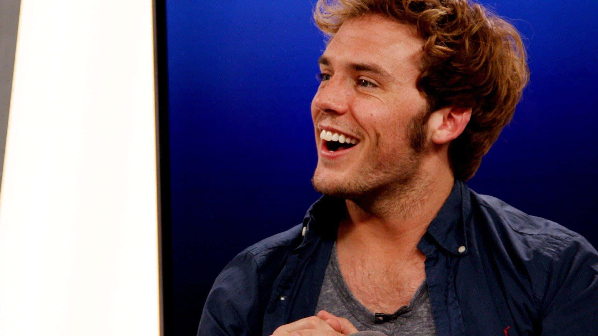 Sam Claflin Yang Menawan Dalam Pose Menarik Wallpaper