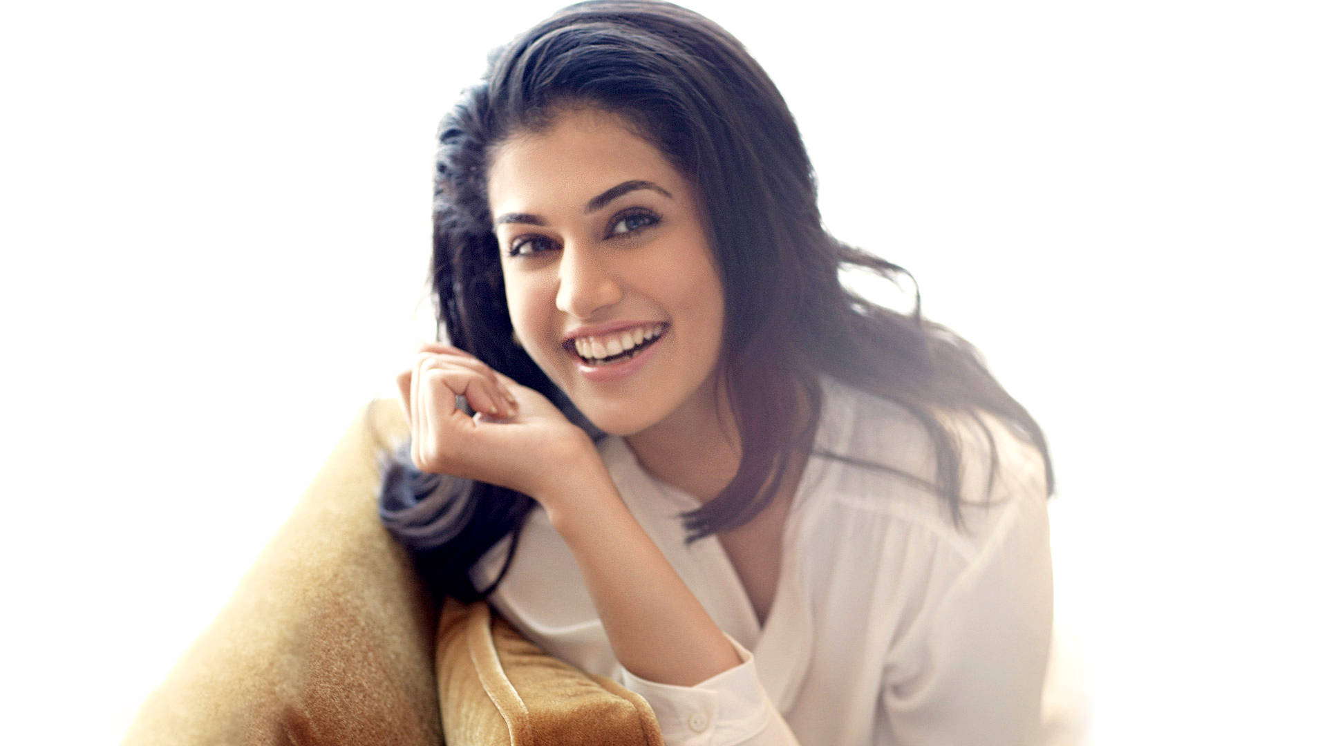 Charming Smile Of Taapsee Pannu Wallpaper