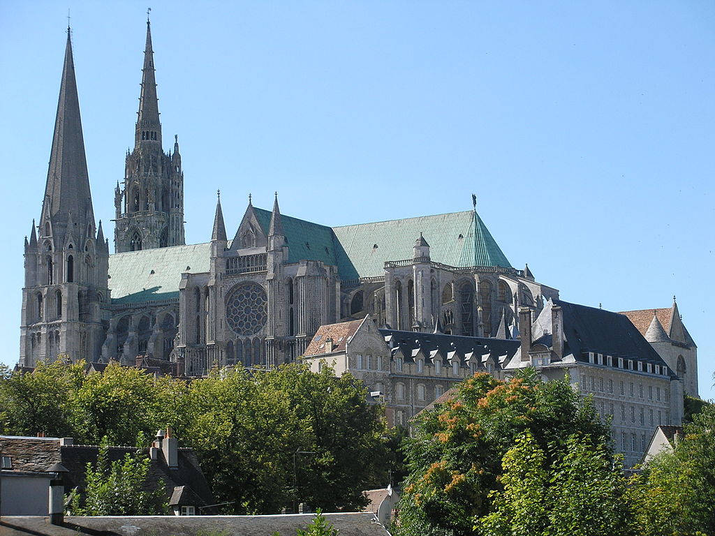 Catedralde Chartres Contra El Cielo Azul Fondo de pantalla