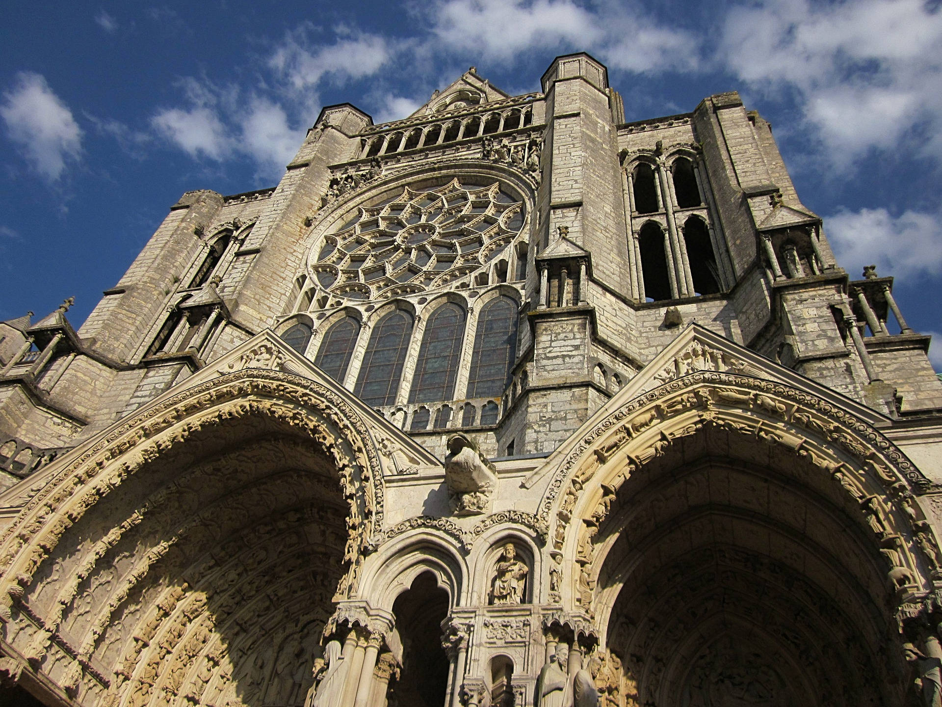 Lacatedral De Chartres Exhibe Diseños Góticos Fondo de pantalla