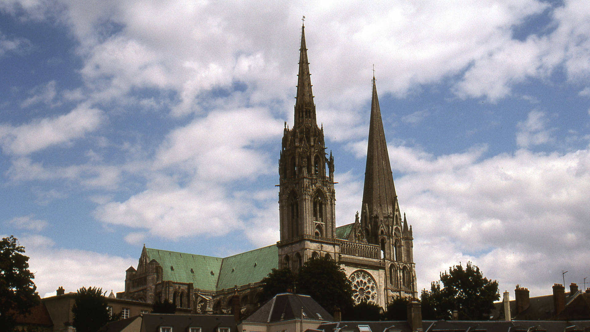 Catedralde Chartres En Un Día Soleado Fondo de pantalla