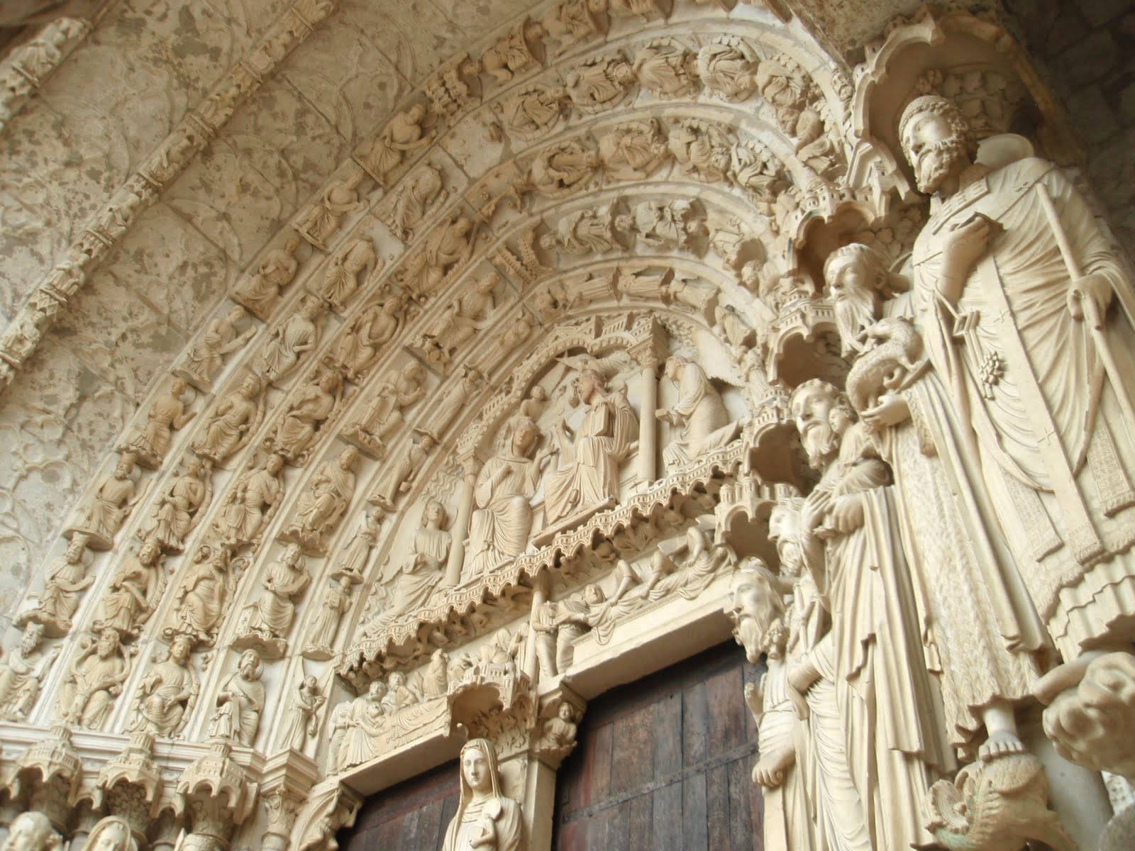 Chartres Cathedral's White Statues Wallpaper