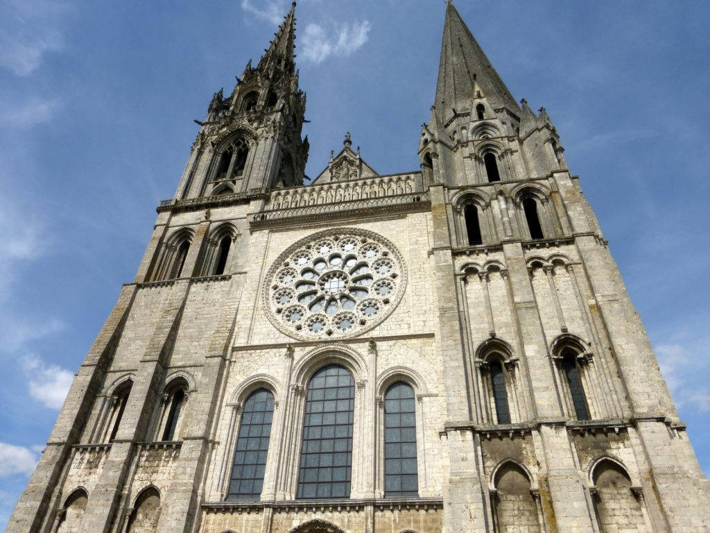 Lacatedral De Chartres Elevándose Majestuosamente Fondo de pantalla