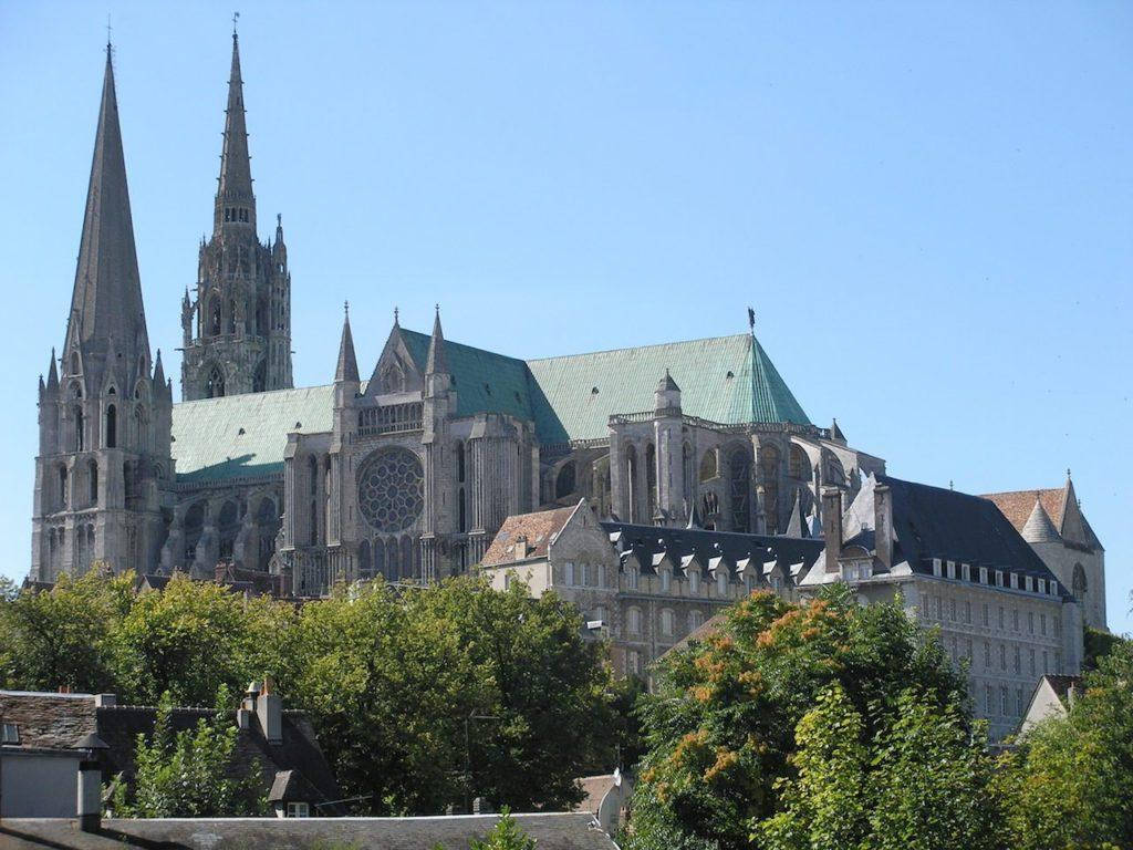 Catedralde Chartres Bajo Un Magnífico Cielo Fondo de pantalla